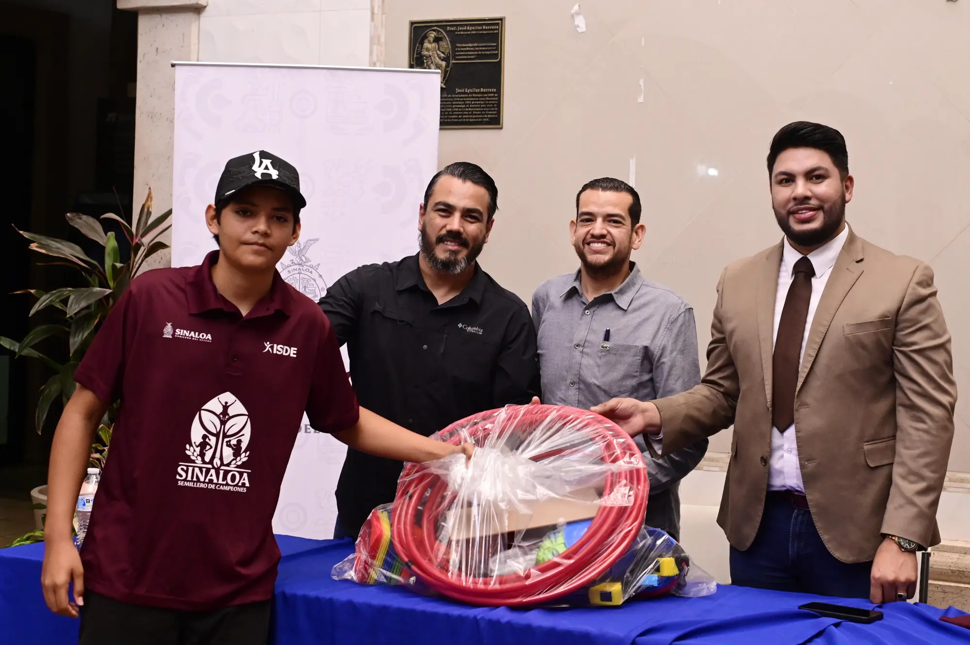 $!Se impulsa el deporte en Elota con material y renovación de cancha