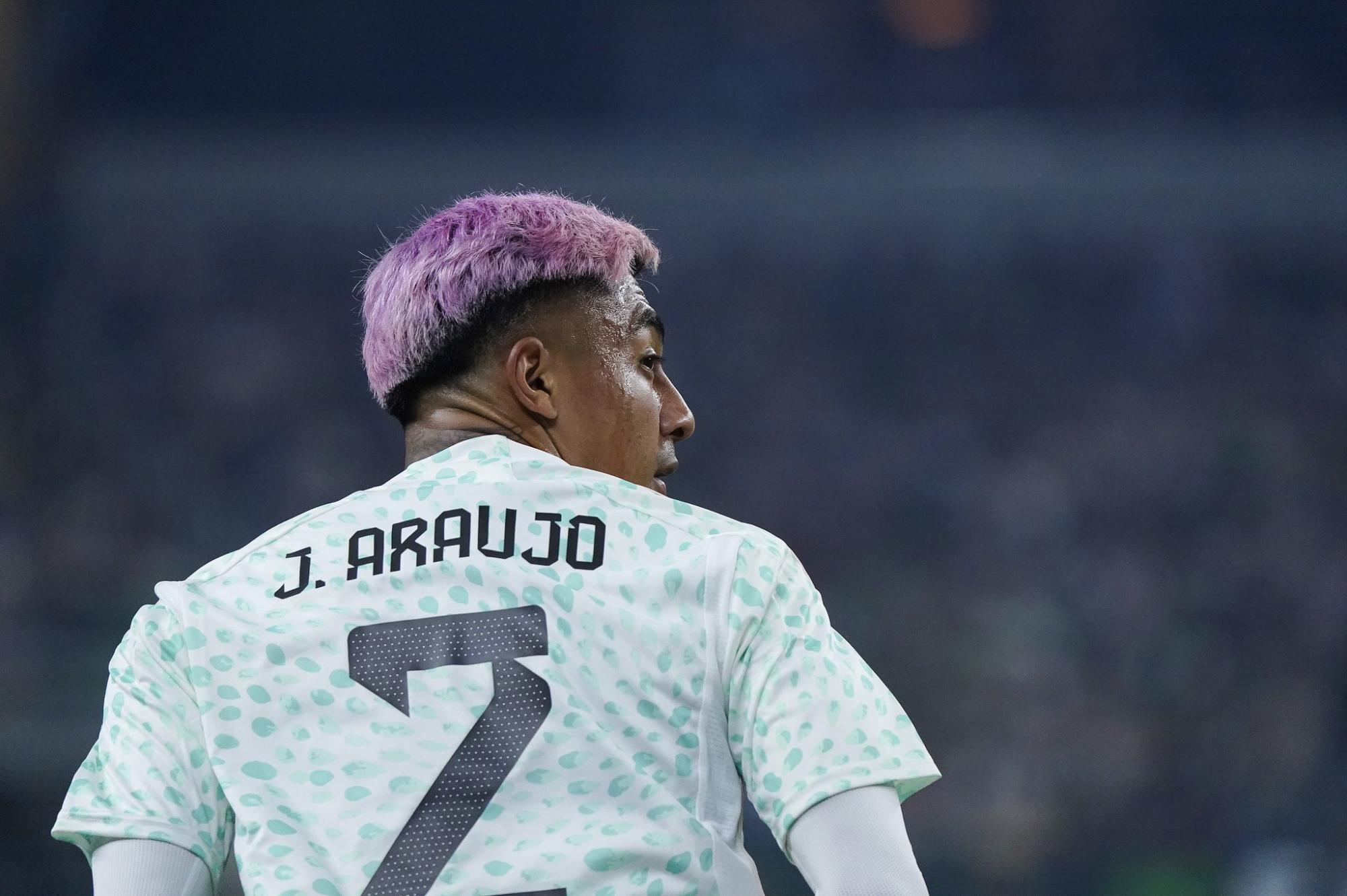 $!Mexicano Julián Araujo es sancionado cuatro partidos tras expulsión
