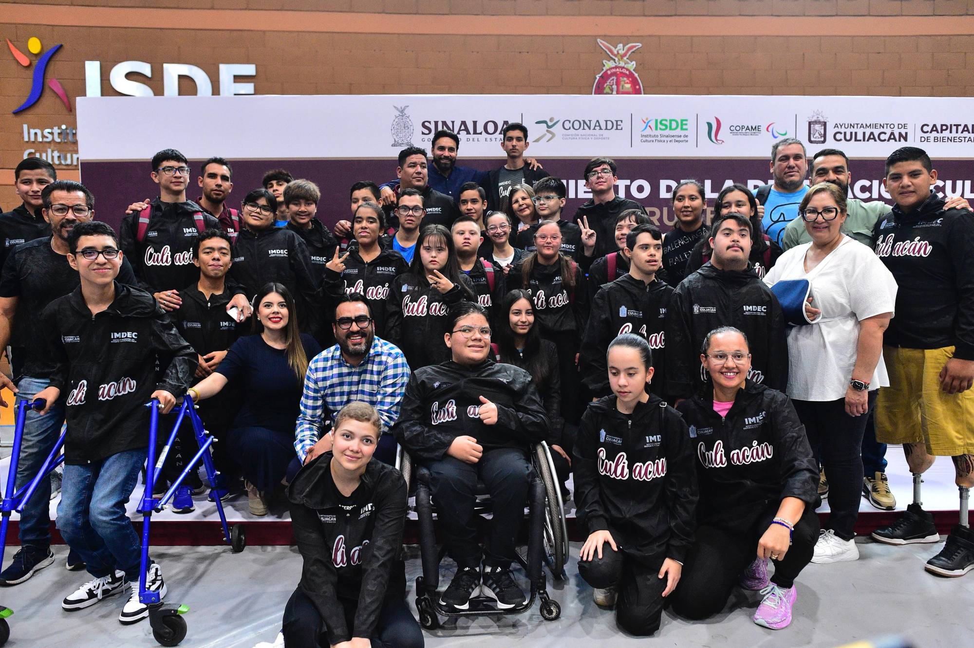 $!Abanderan a deportistas de Culiacán para los Estatales de la Conade