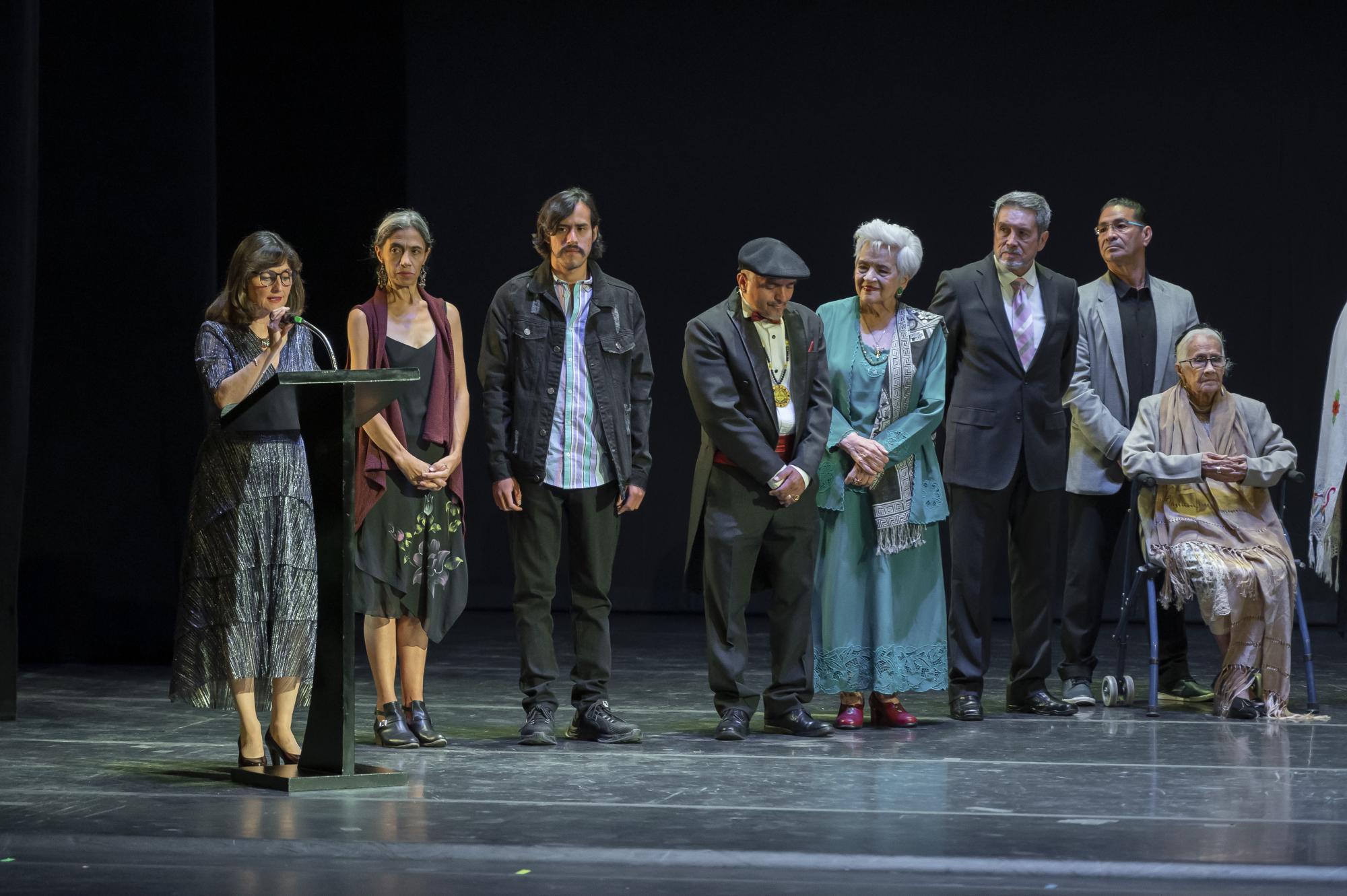 $!Alicia Martínez Montaño, en el escenario a punto de recibir su distinción.