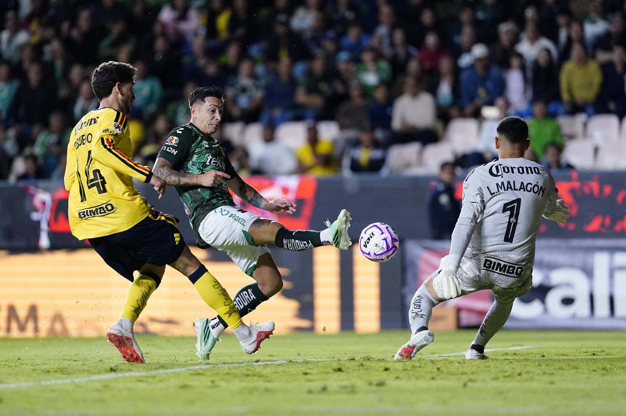 $!América vence 3-5 a León en una lluvia de goles en el Nou Camp y consolida el liderato