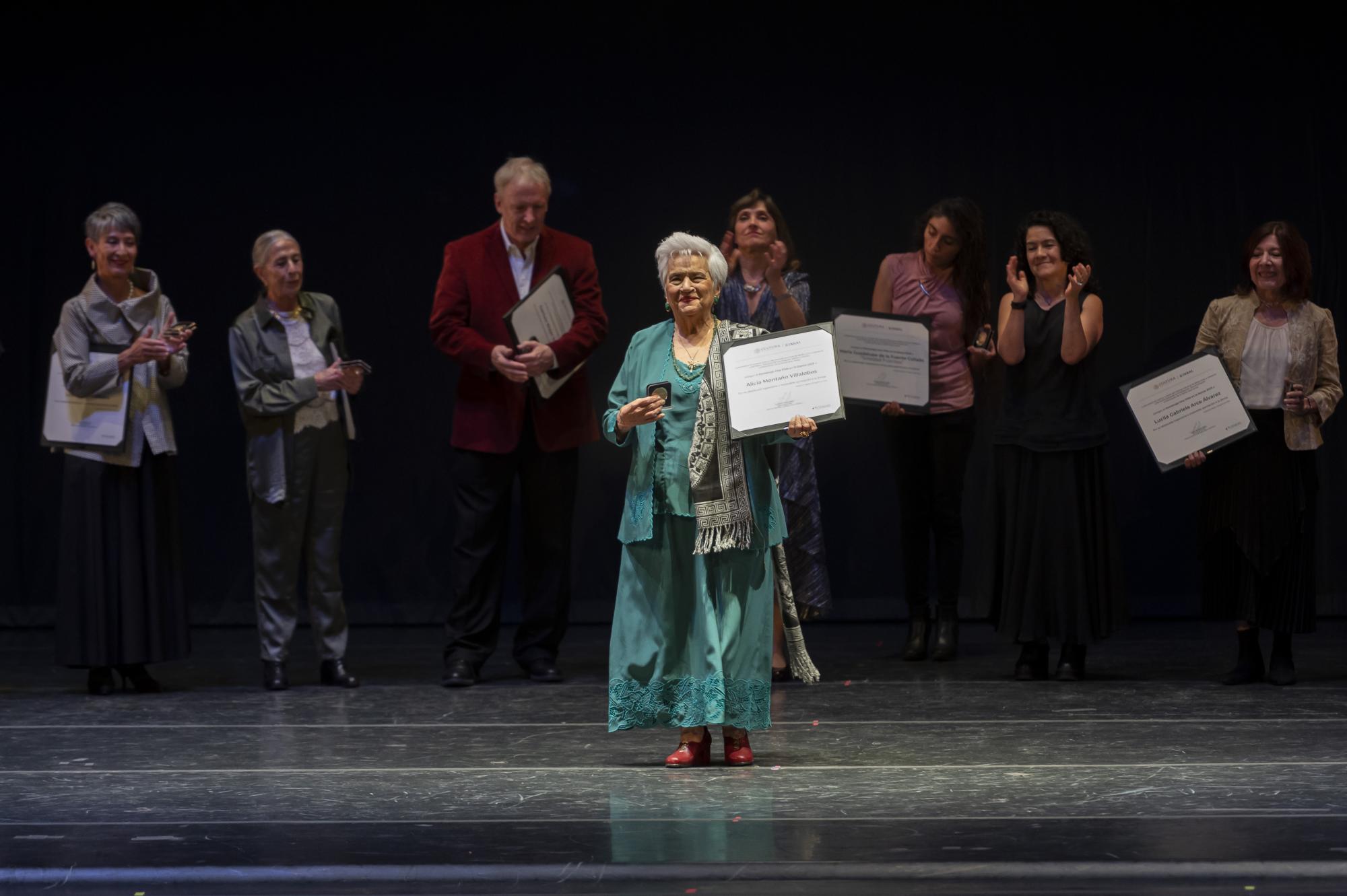 $!Con su medalla y galardón rinden homenaje a Alicia Montaño Villalobos, por una vida en la danza.