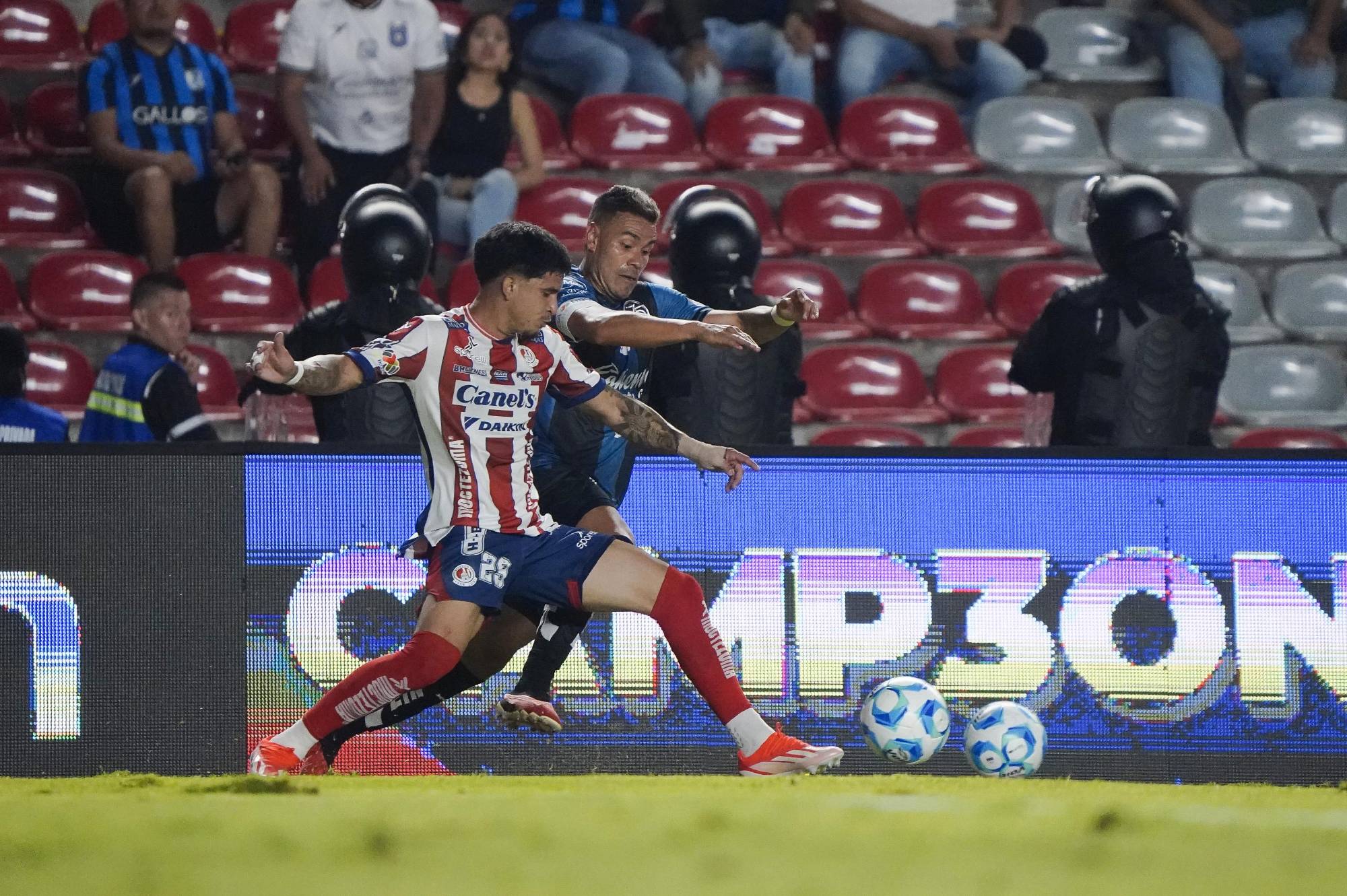 $!Querétaro remonta en casa y vence 3-2 a San Luis con penal agónico en el Clásico de la 57