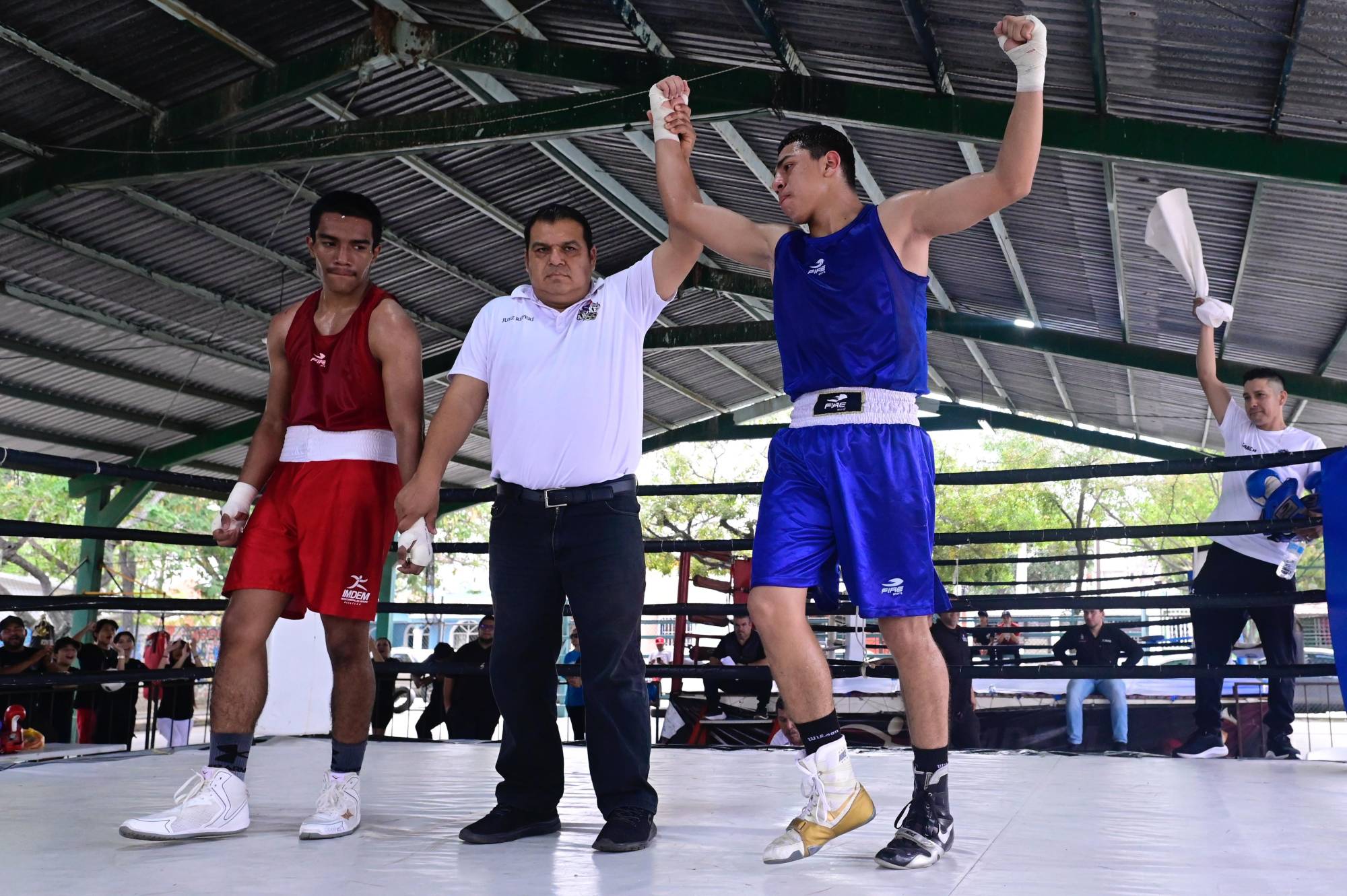 $!Boxeadores mazatlecos brillan en el arranque del Zonal