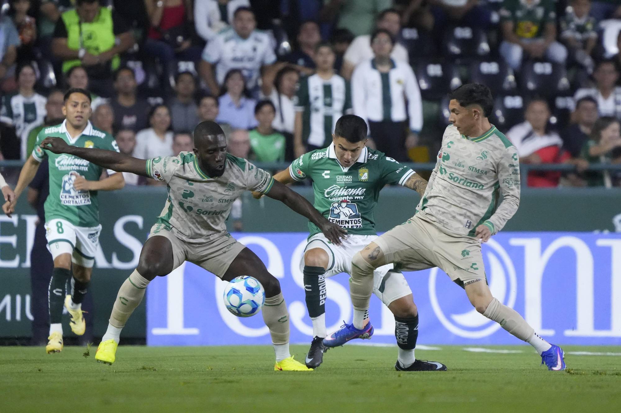 $!La Fiera golpea temprano y resiste: León supera 2-1 a Santos en el Nou Camp
