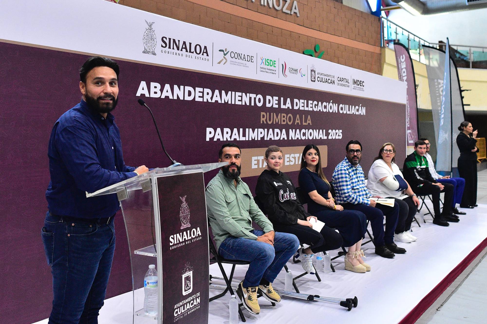 $!Abanderan a deportistas de Culiacán para los Estatales de la Conade