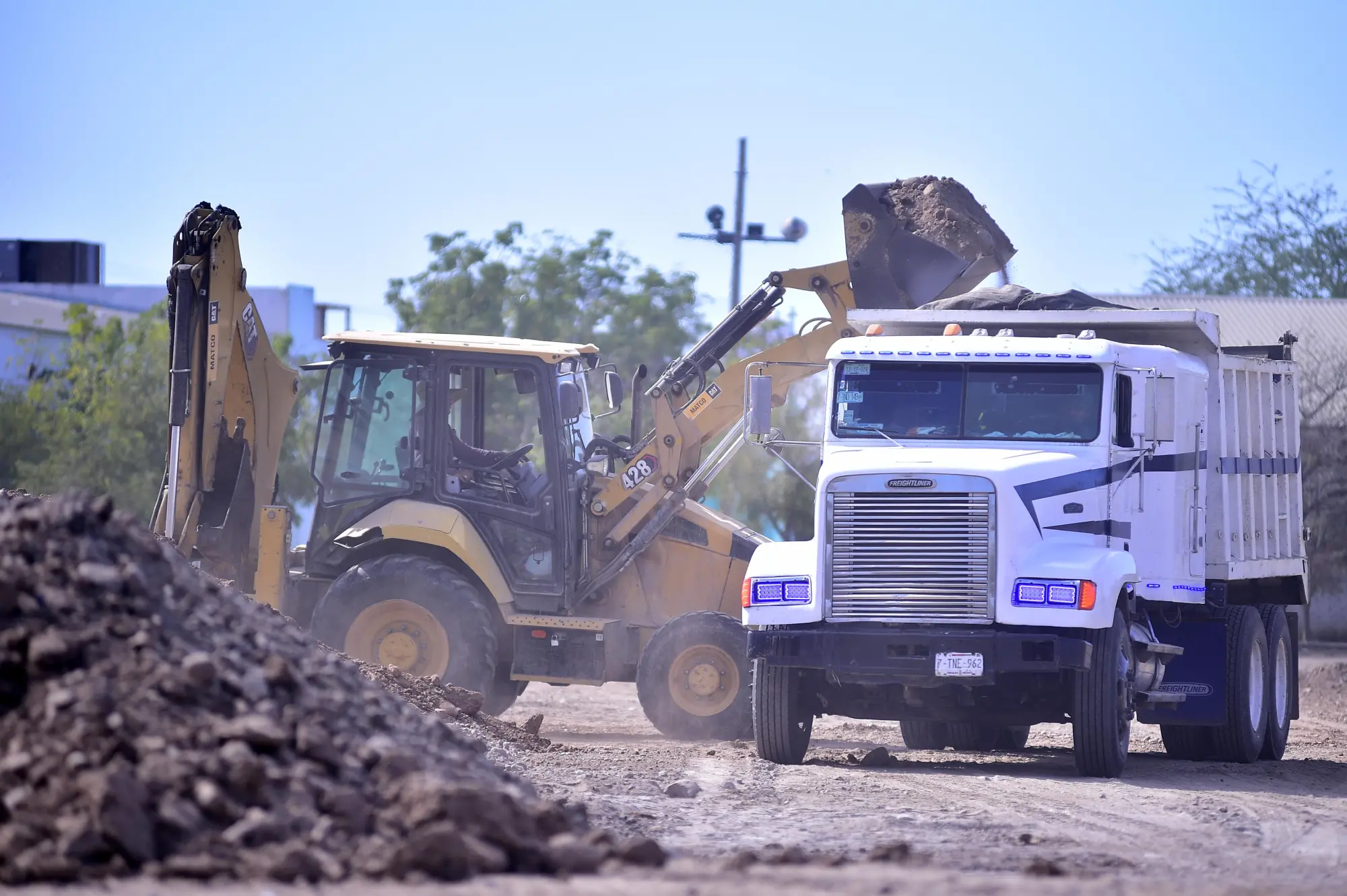 $!Se impulsa el deporte en Elota con material y renovación de cancha