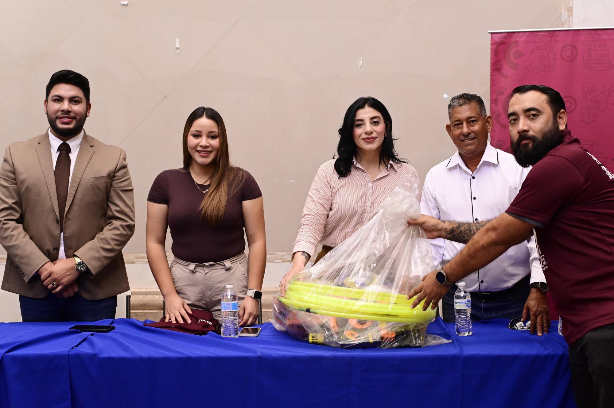 $!Se impulsa el deporte en Elota con material y renovación de cancha