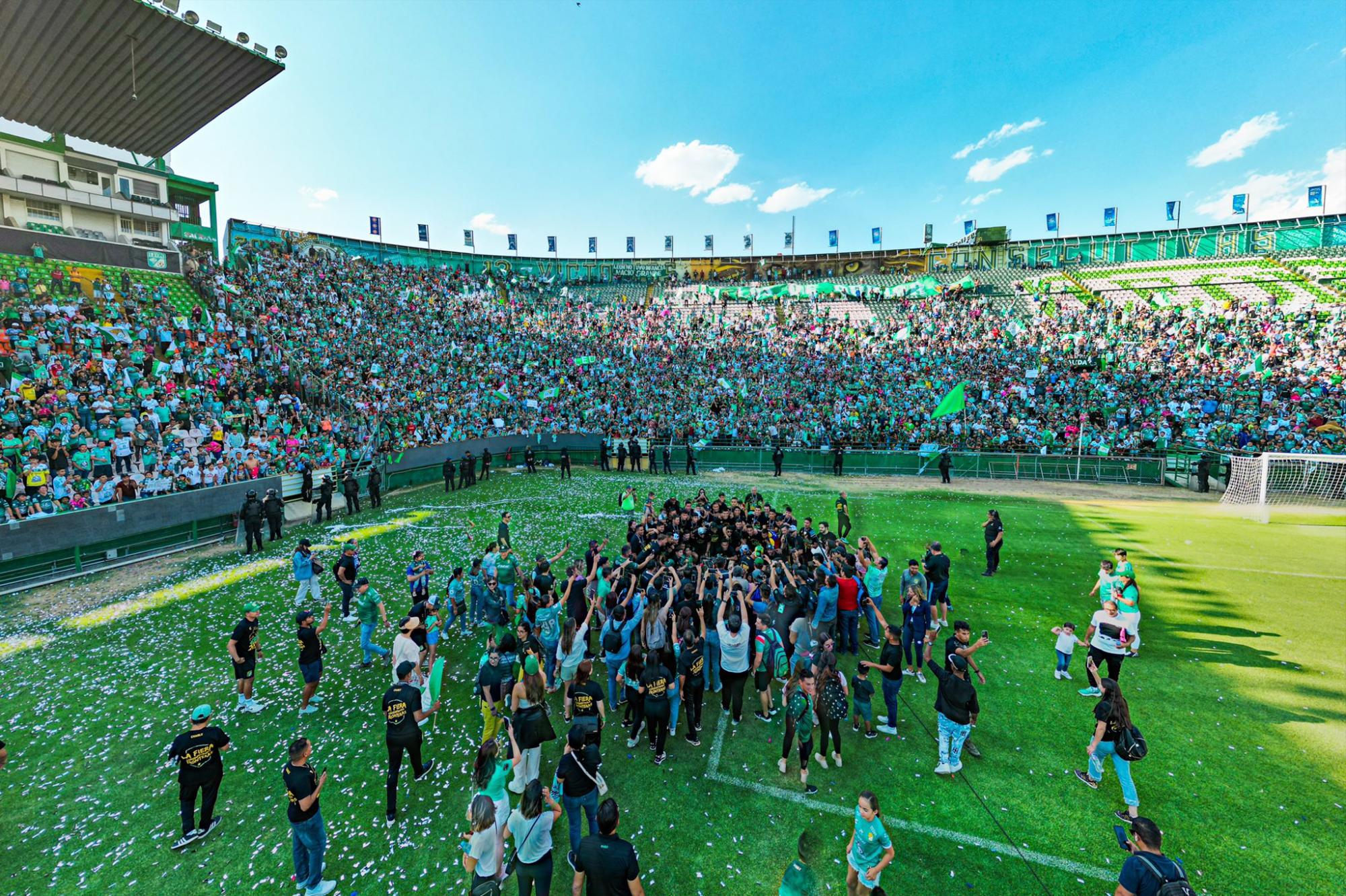 $!Club León presume su título de campeón de la Concachampions ante su afición