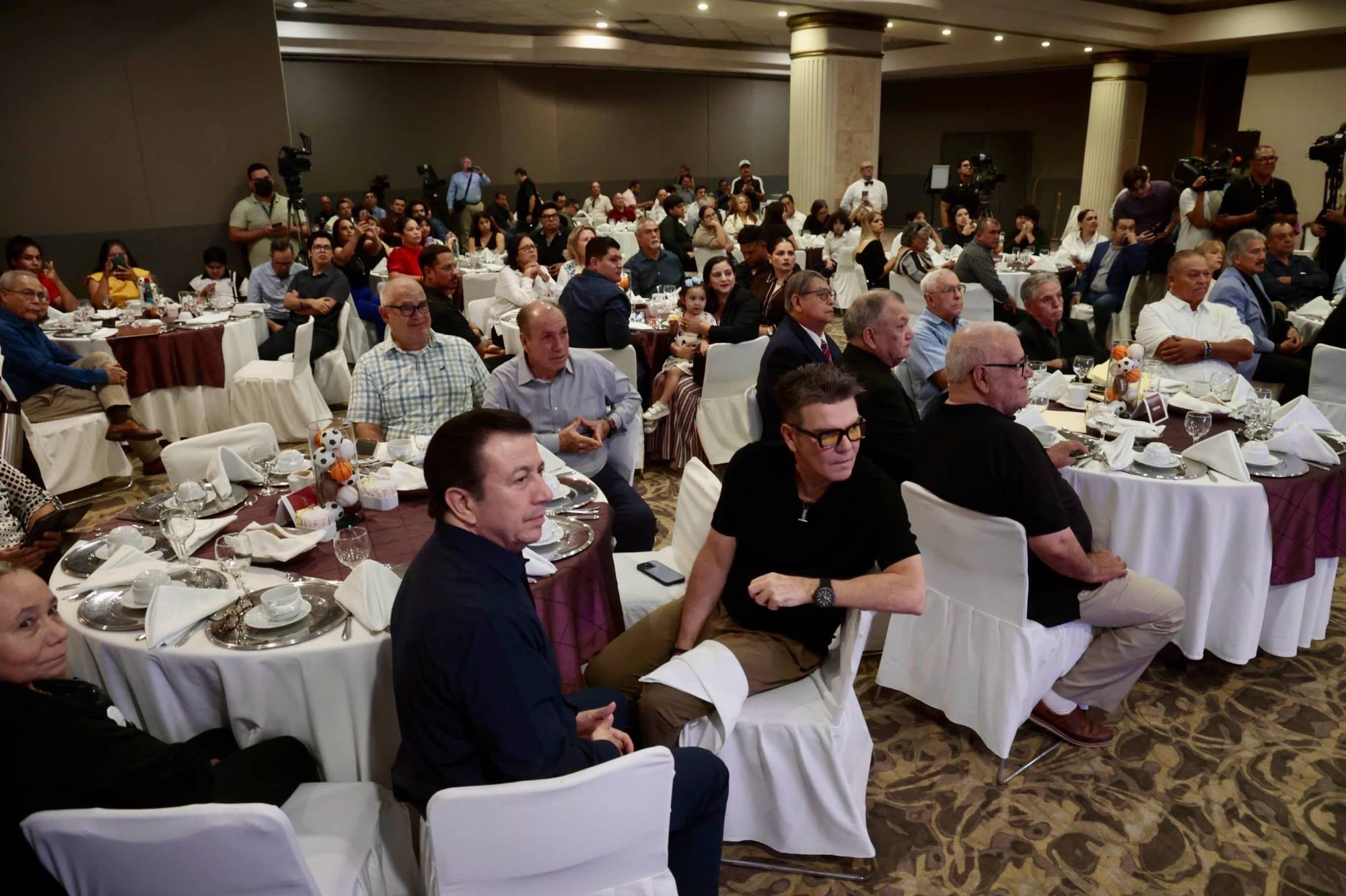 $!Rinden homenaje a las voces que han narrado la historia deportiva de Sinaloa