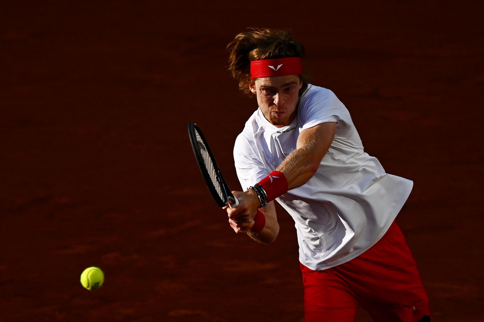 $!Tsitsipas supera su estreno en Roland Garros