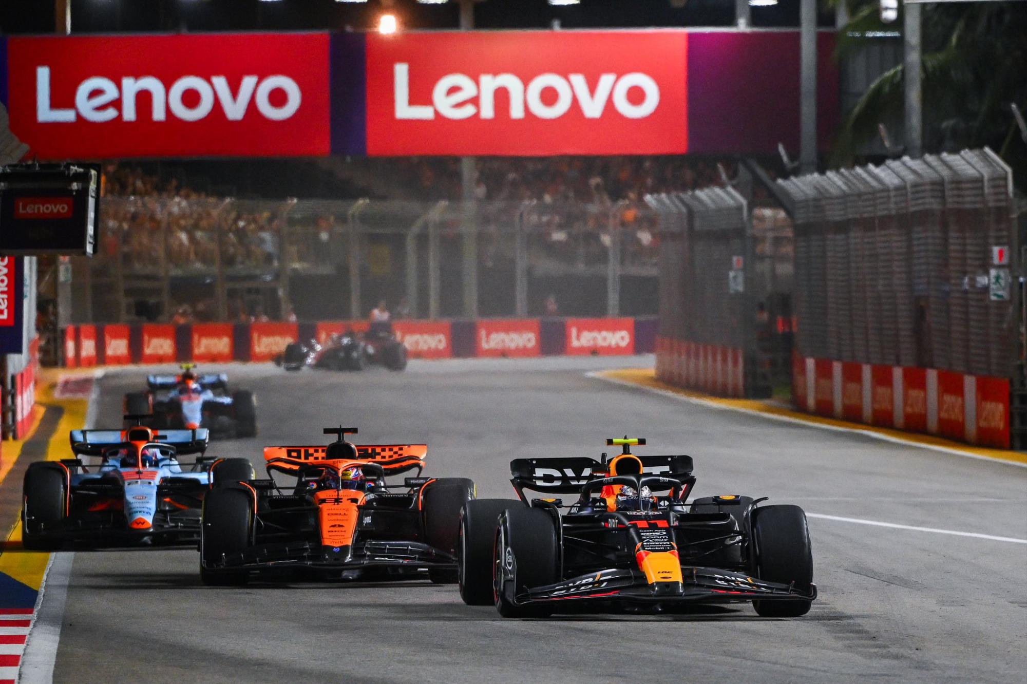 $!Checo alcanza puntos en Singapur; Sainz rompe hegemonía de Red Bull