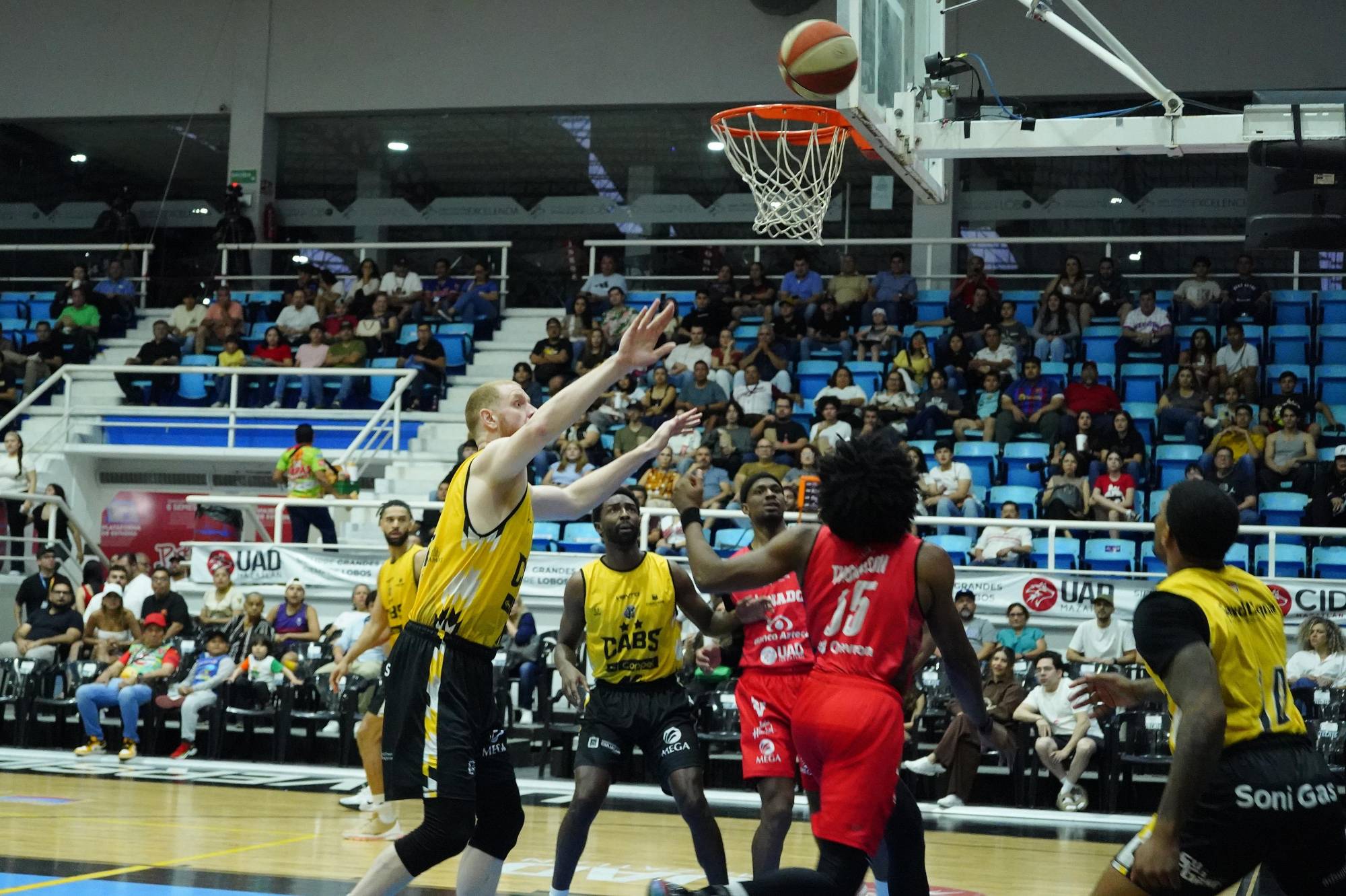 $!Venados Basketball responde y divide serie con Caballeros