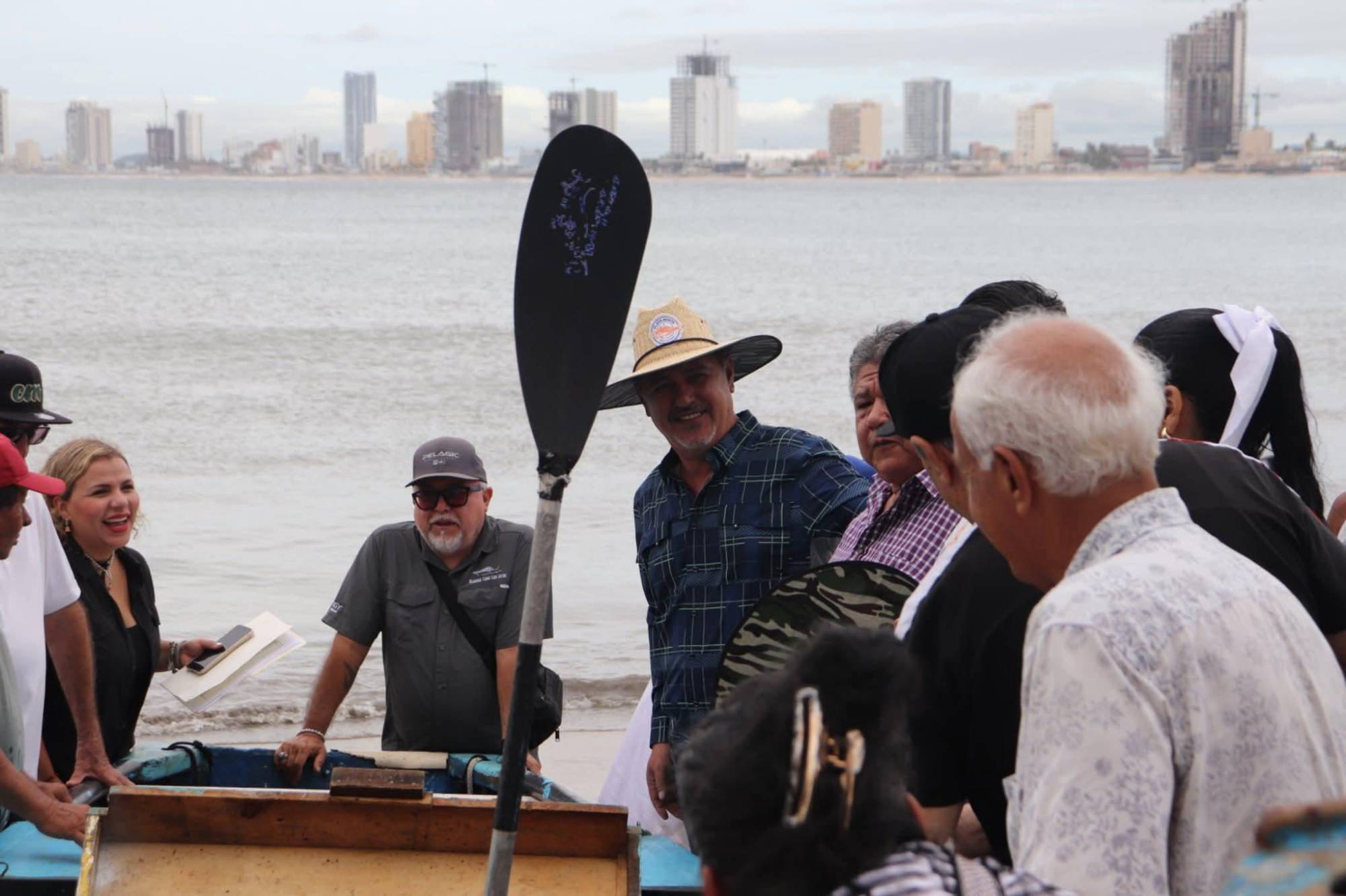 $!Conapesca promete motores y apoyos para pescadores de Playa Norte, en Mazatlán