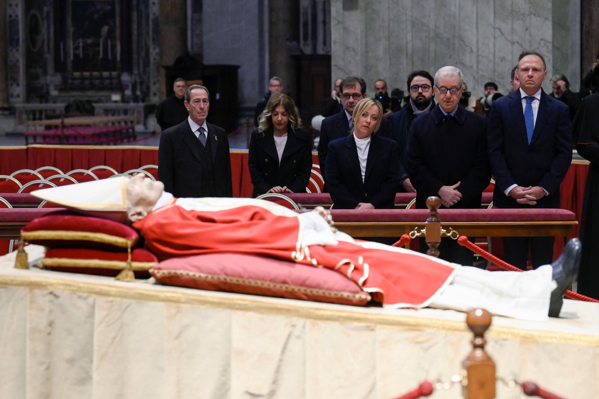 $!Cerca de 100 mil personas han presentado sus respetos a Benedicto XVI