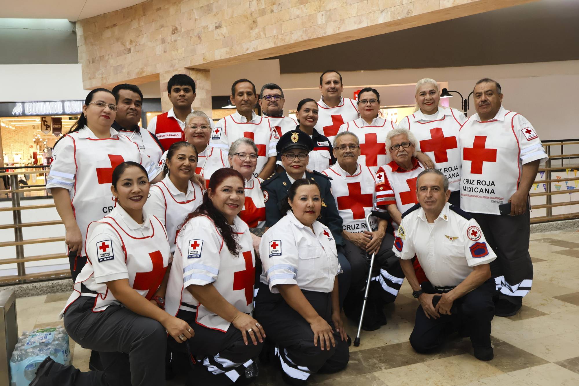 $!Veteranos de la Cruz Roja Culiacán, con miembros del voluntariado, integrado por personas con trayectoria desde los 15 hasta los 40 años.