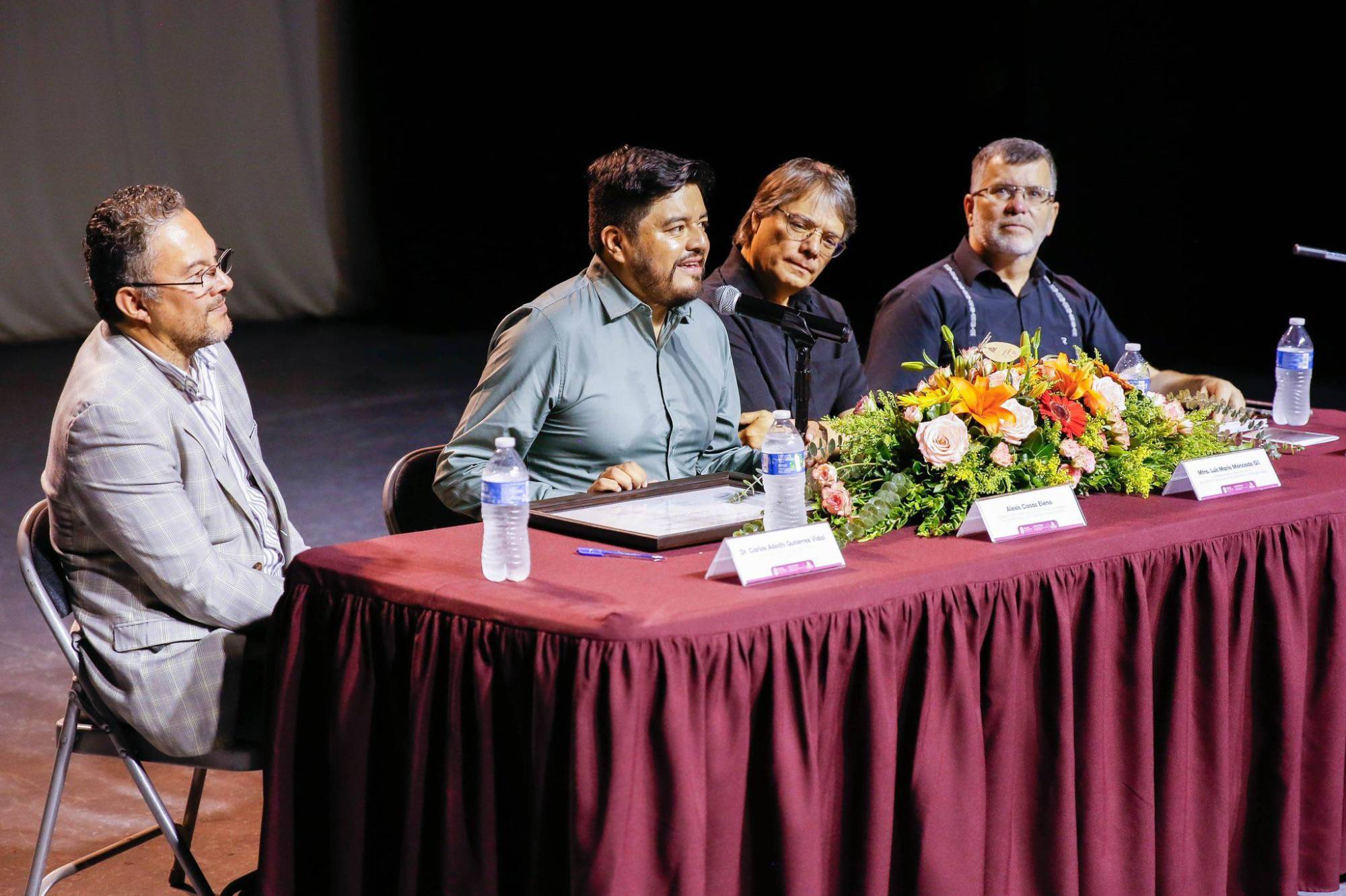 $!El autor compartió que los 17 años realizó su primer ejercicio de escritura plasmando pensamientos en un diario.