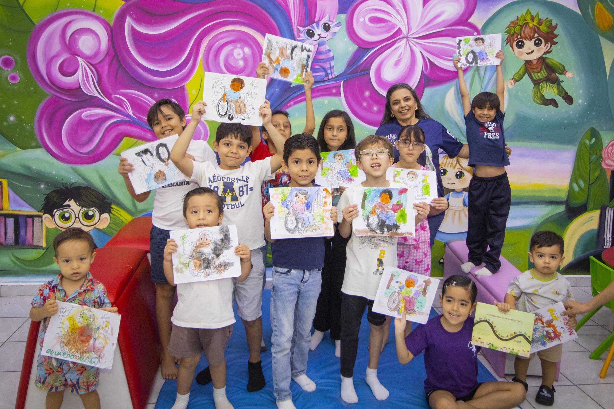 $!Los pequeños se tomaron la foto del recuerdo con sus trabajos terminados.