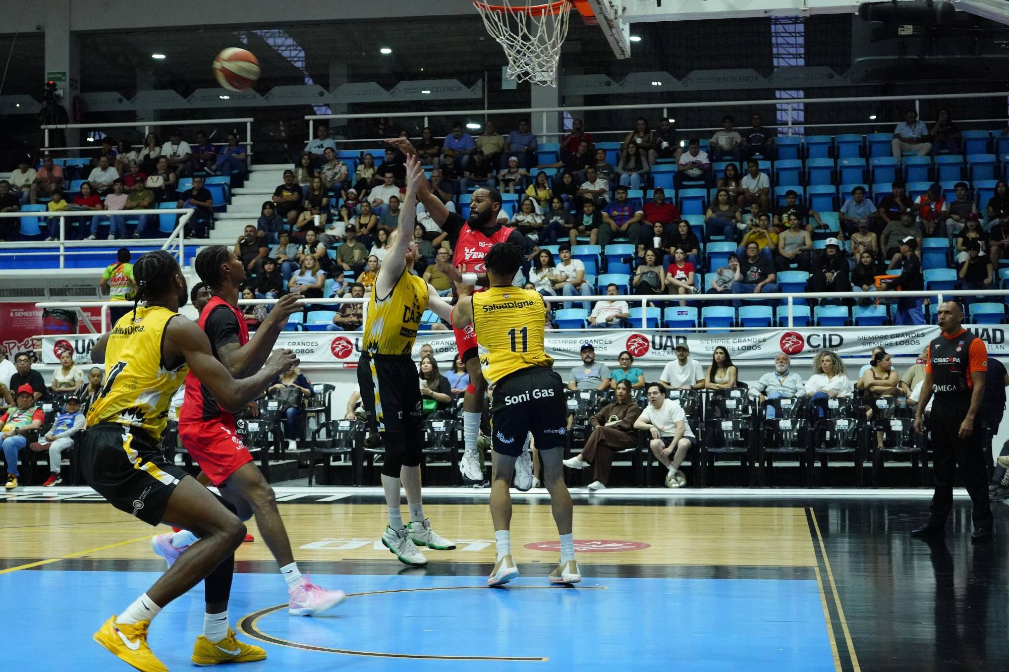 $!Venados Basketball responde y divide serie con Caballeros