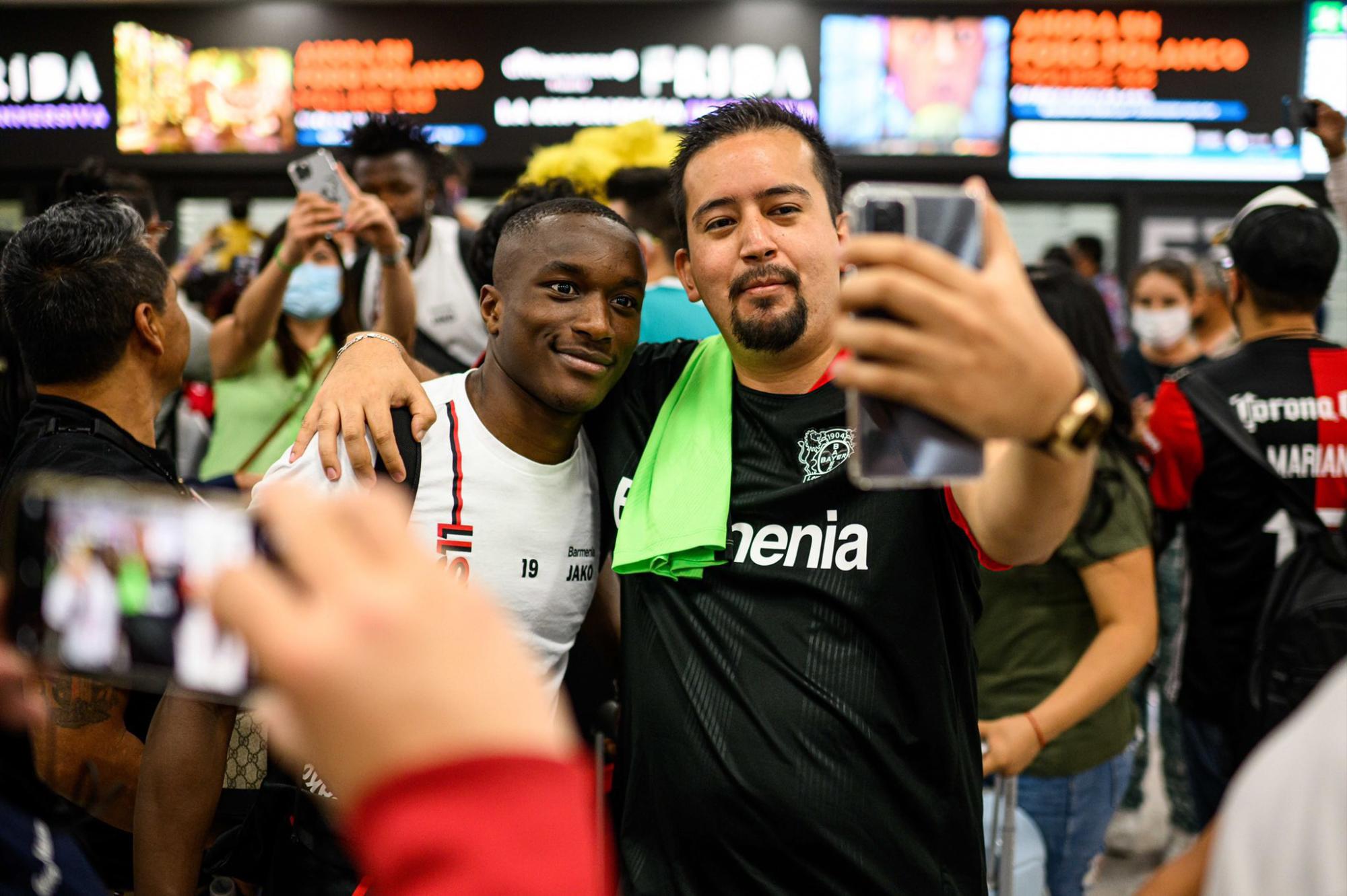 $!Bayer Leverkusen arriba a México para su duelo ante Toluca