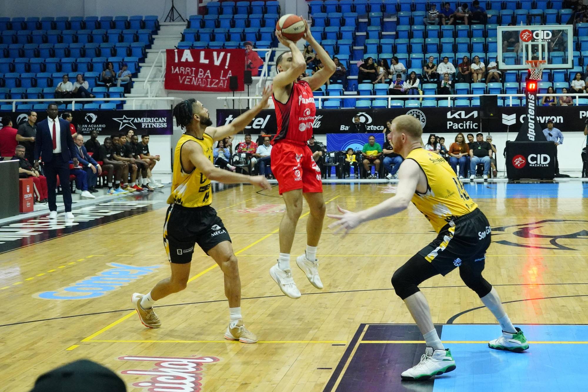 $!Venados Basketball responde y divide serie con Caballeros