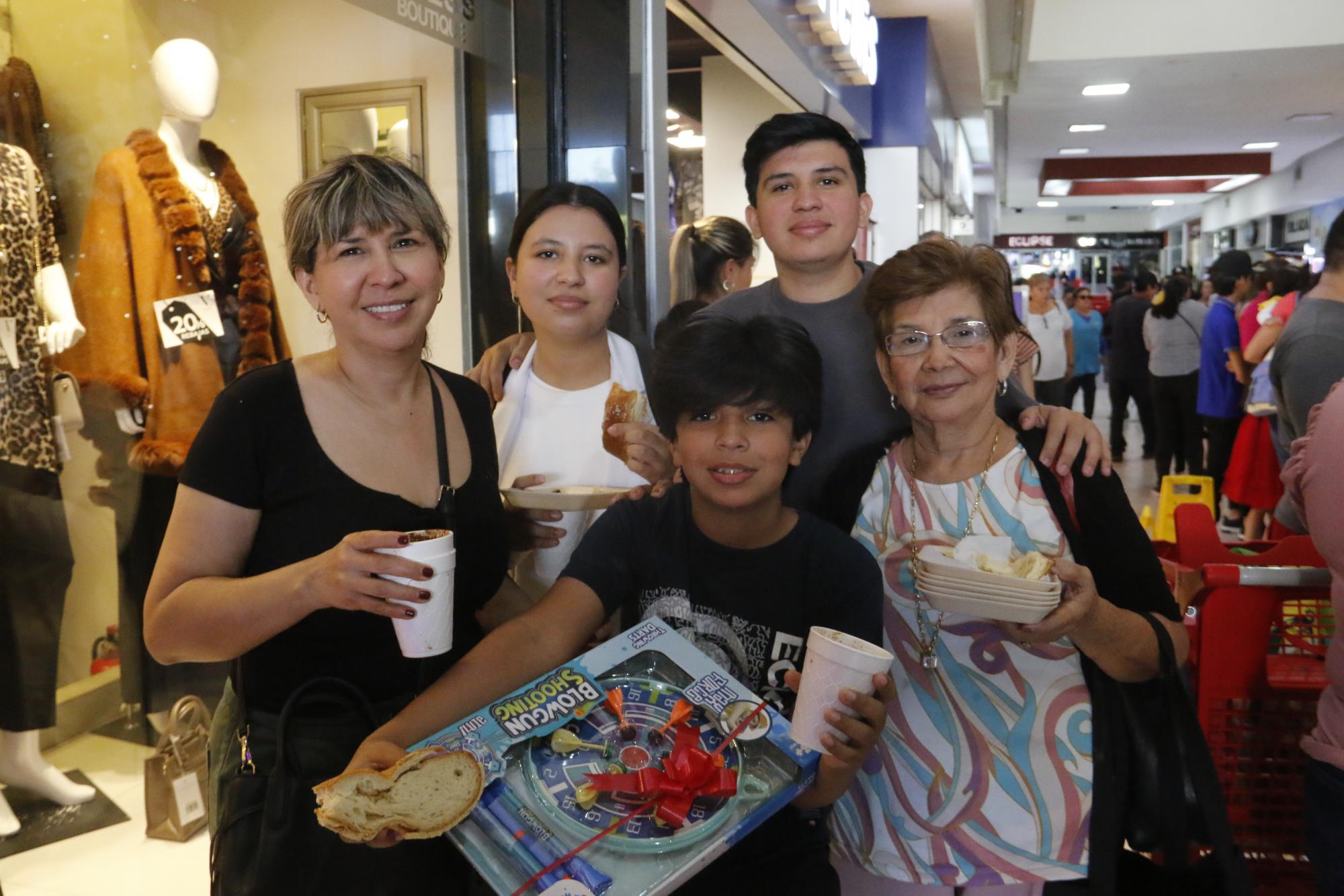 $!Teresita, Ramón Antonio, Teresita, Daniel y Teresita de Jesús. Familia Tarazón.