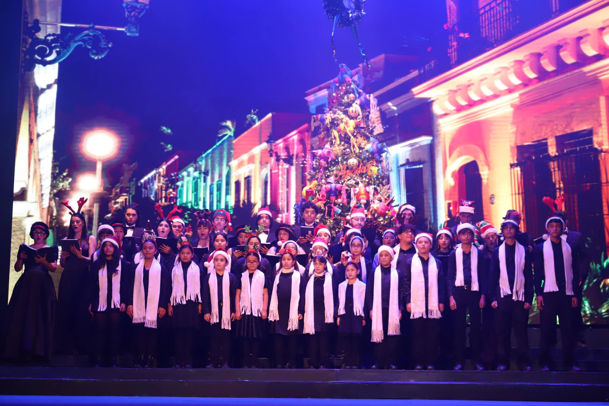 $!El Coro Infantil llenó de magia y espíritu navideño el escenario del TAP.