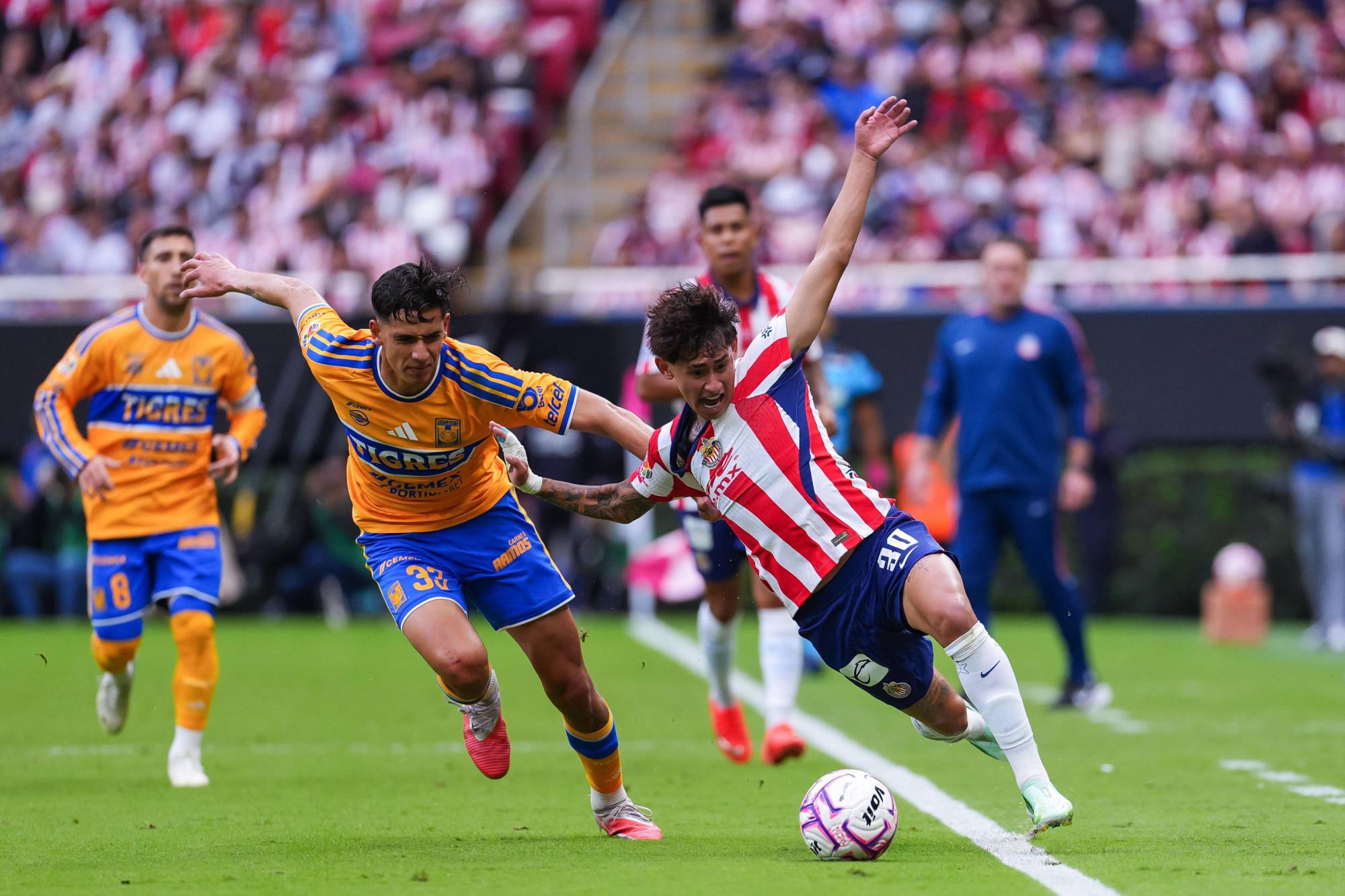 $!Sinaloense Jordan Carrillo se estrena con Chivas y rescata el empate 1-1 ante Tigres
