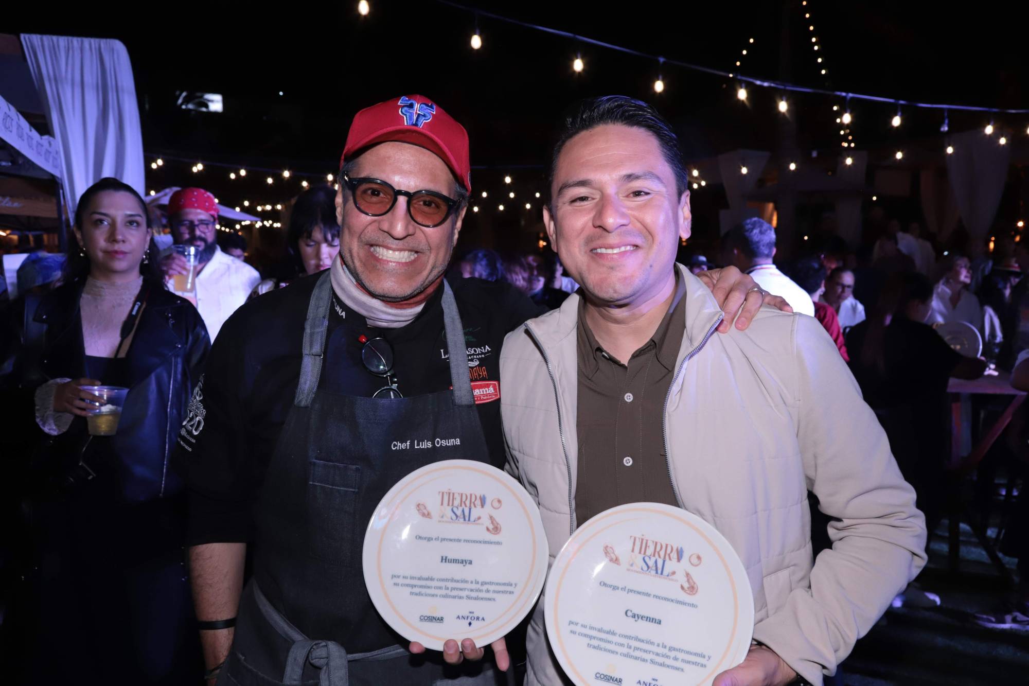 $!Luis Osuna y Norberto Rojas de los Restaurantes Cayenna y Humaya recibieron los reconocimientos.