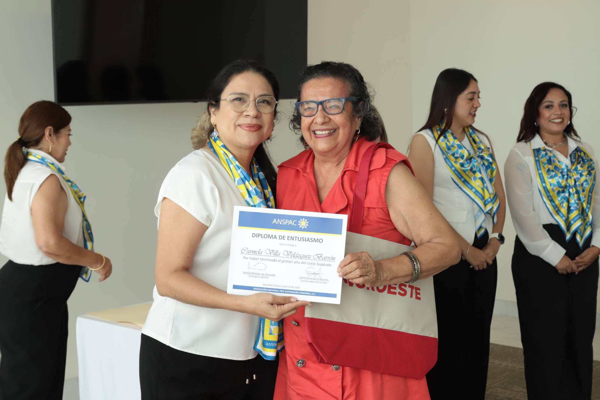 $!Guillermina García entrega el diploma a Carmela Villa.