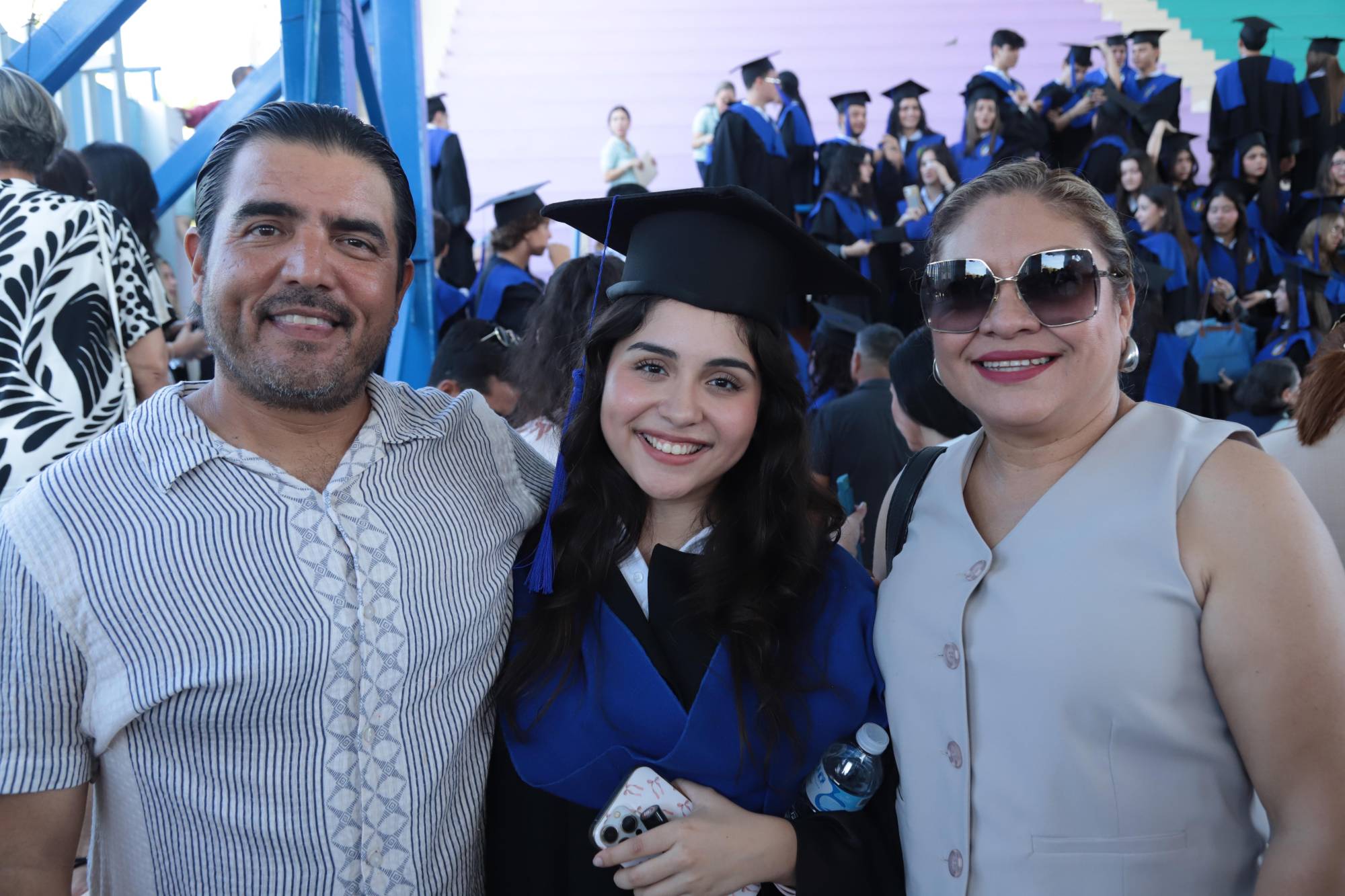 $!Mariana entre sus padres, Miguel Ríos y Mariana Amezcua.