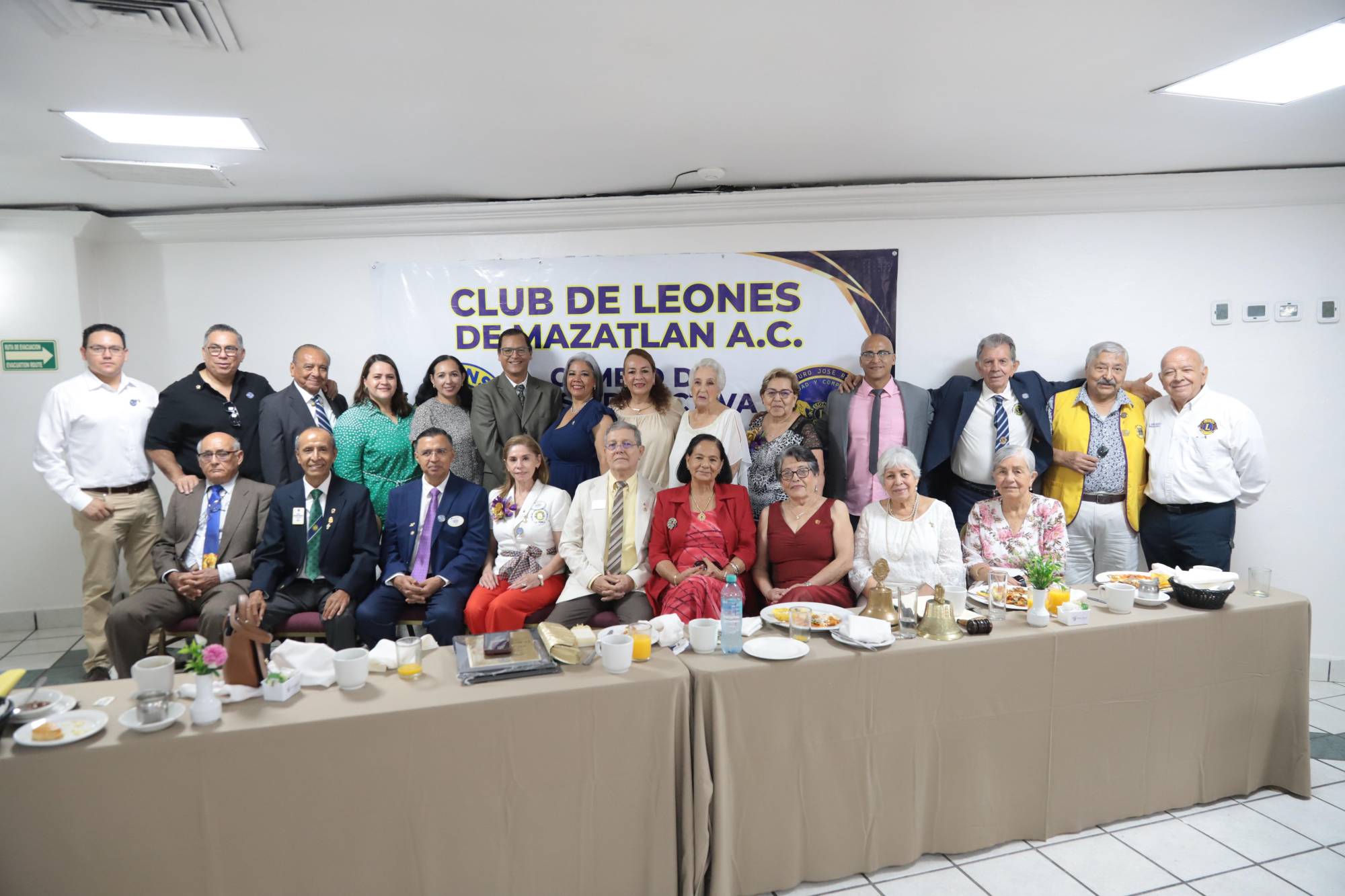 $!Los integrantes del club se toman la fotografía del recuerdo.