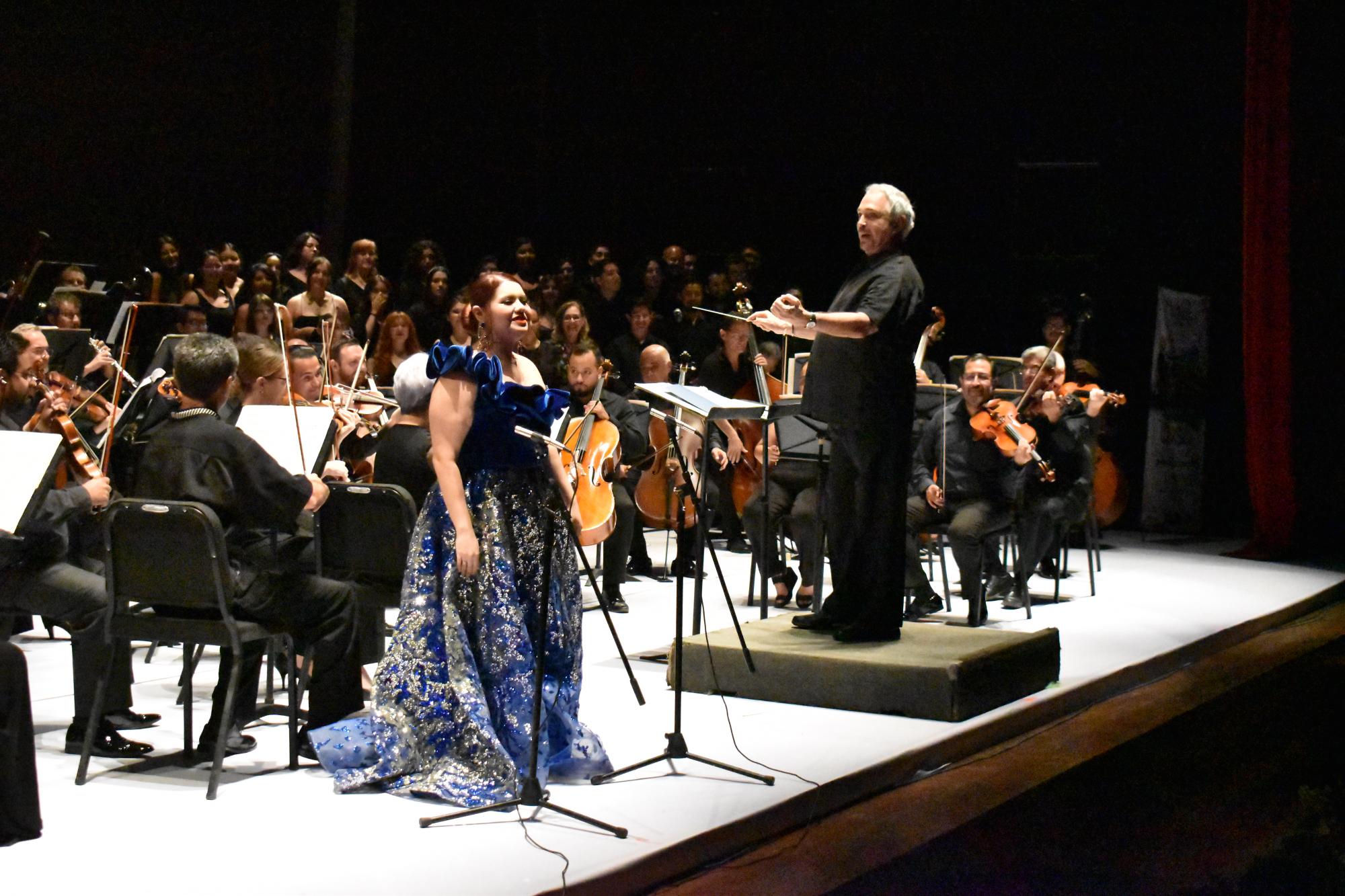$!La OSSLA, dirigida por Enrique Patrón de Rueda, las cantantes Jessica Torrero y Rose Ferreiro, el Coro y Taller de Ópera de Sinaloa en el concierto conmemorativo.