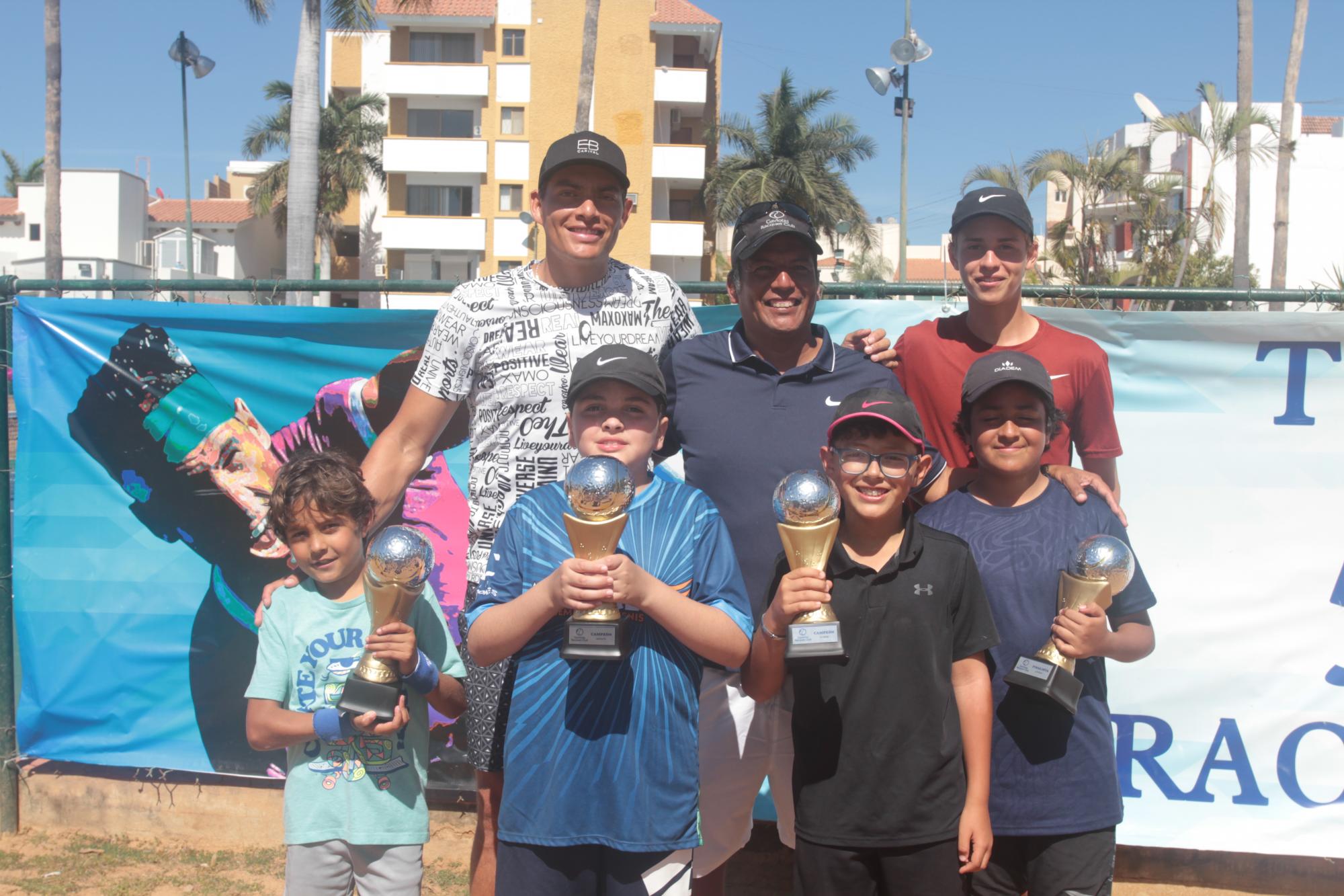 $!Arturo Arévalo, coordinador del torneo, entre Gerardo López y Juan Pablo Valdez, campeón y finalista de la categoría Singles Abierta, y los pequeños campeones, Ferrán García, Luis Miguel Lupio, André Tostado y Ricardo Morales.