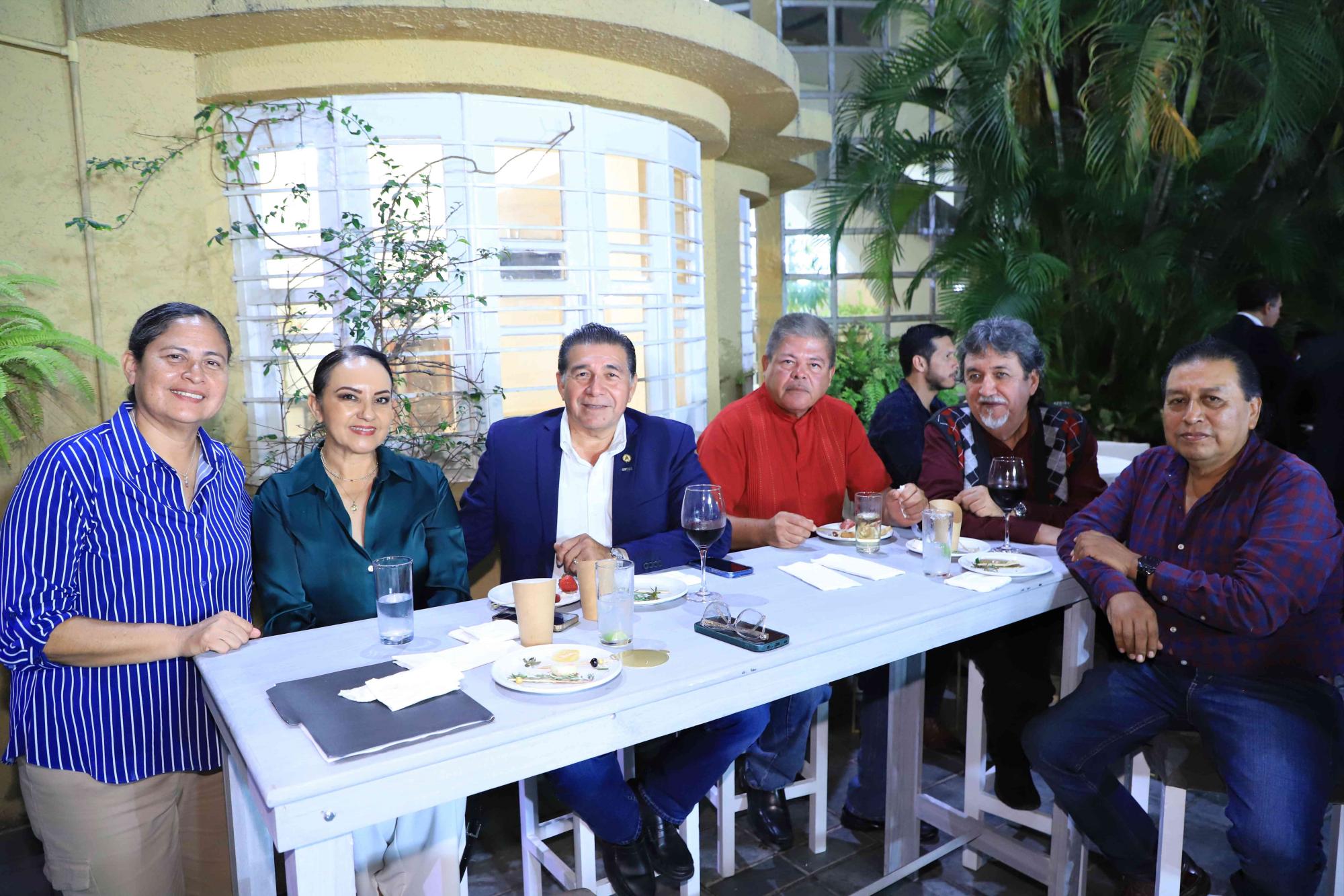 $!Minerva Osuna, María Toledo de Venegas, Carlos Venegas, Ismael Santos, Pedro Medrano y José Salazar.