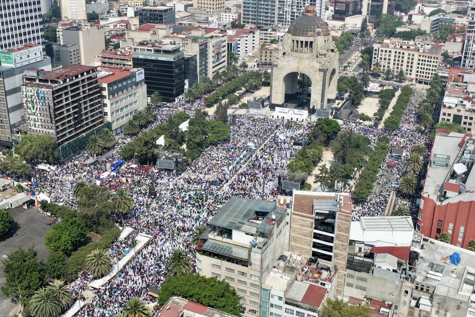 $!Miles de simpatizantes se reunieron en la explanada del Monumento a la Revolución para el mensaje presidencial.