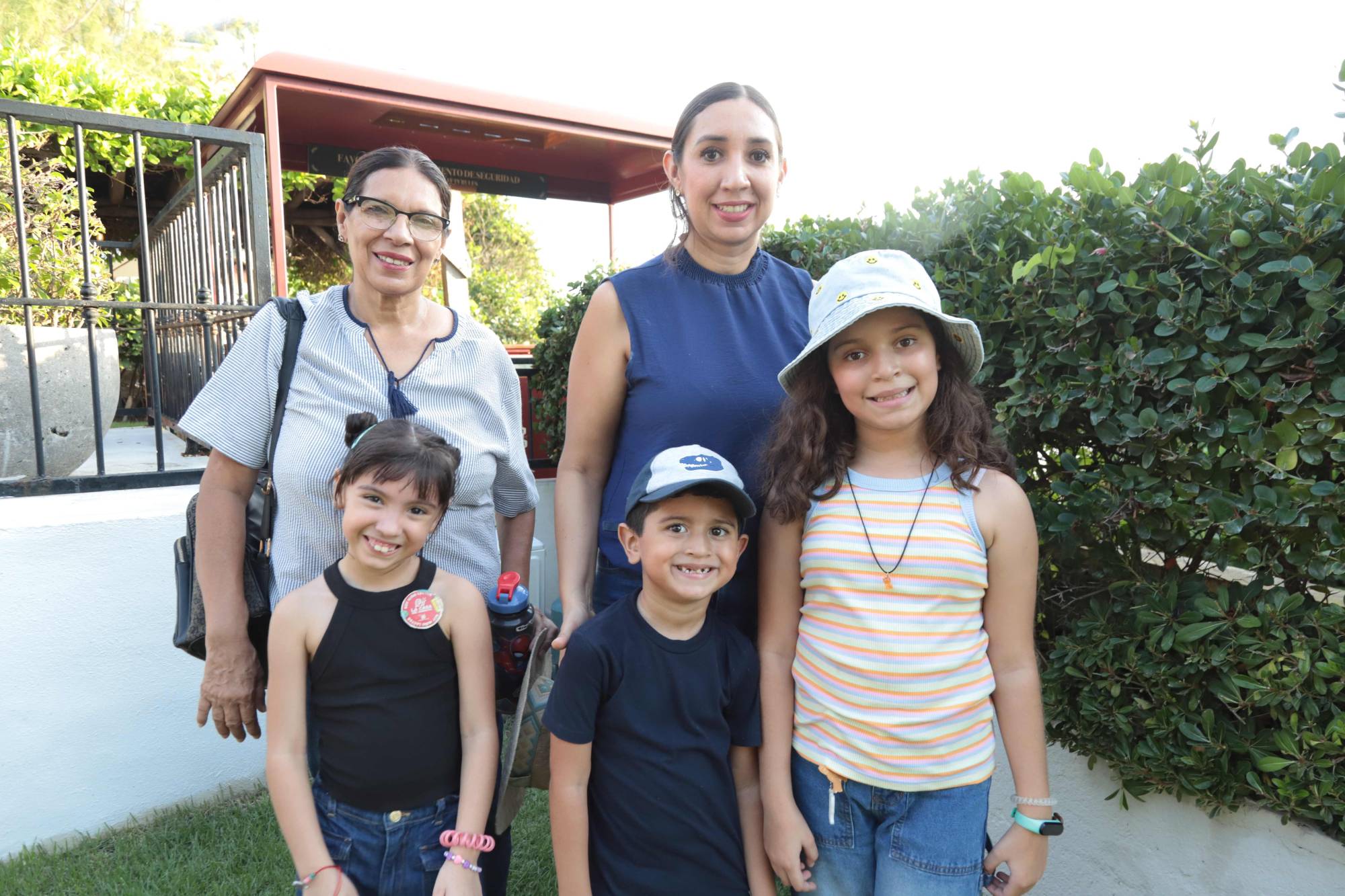 $!Ángeles Jiménez y Marcela Mancilla junto a los pequeños, Rafaela Echeagaray, Carlos Manuel Díaz y María Eva Díaz.
