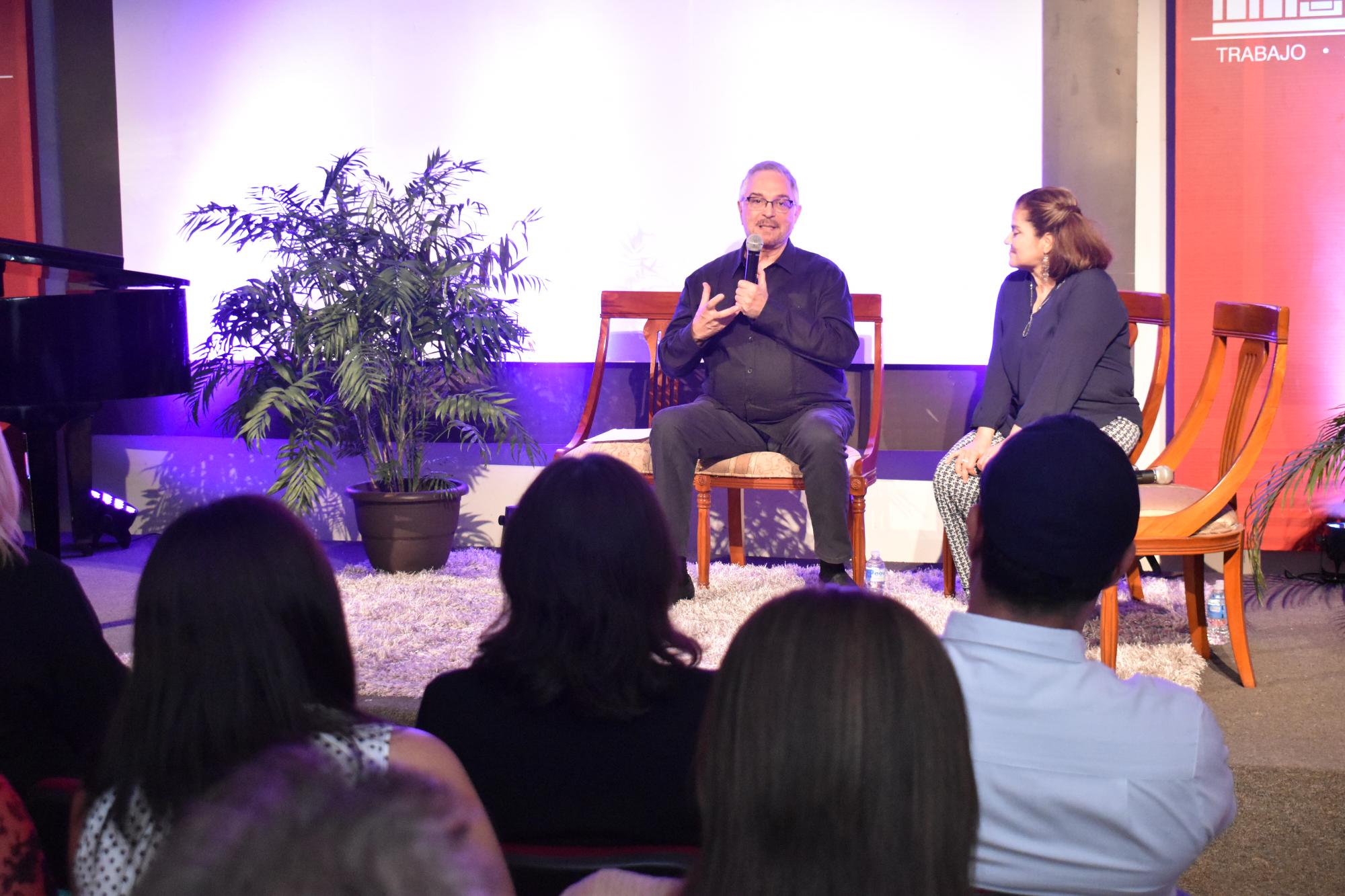 $!El público escuchó atento al maestro Enrique Patrón de Rueda quien estuvo acompañado de Leonor Quijada.