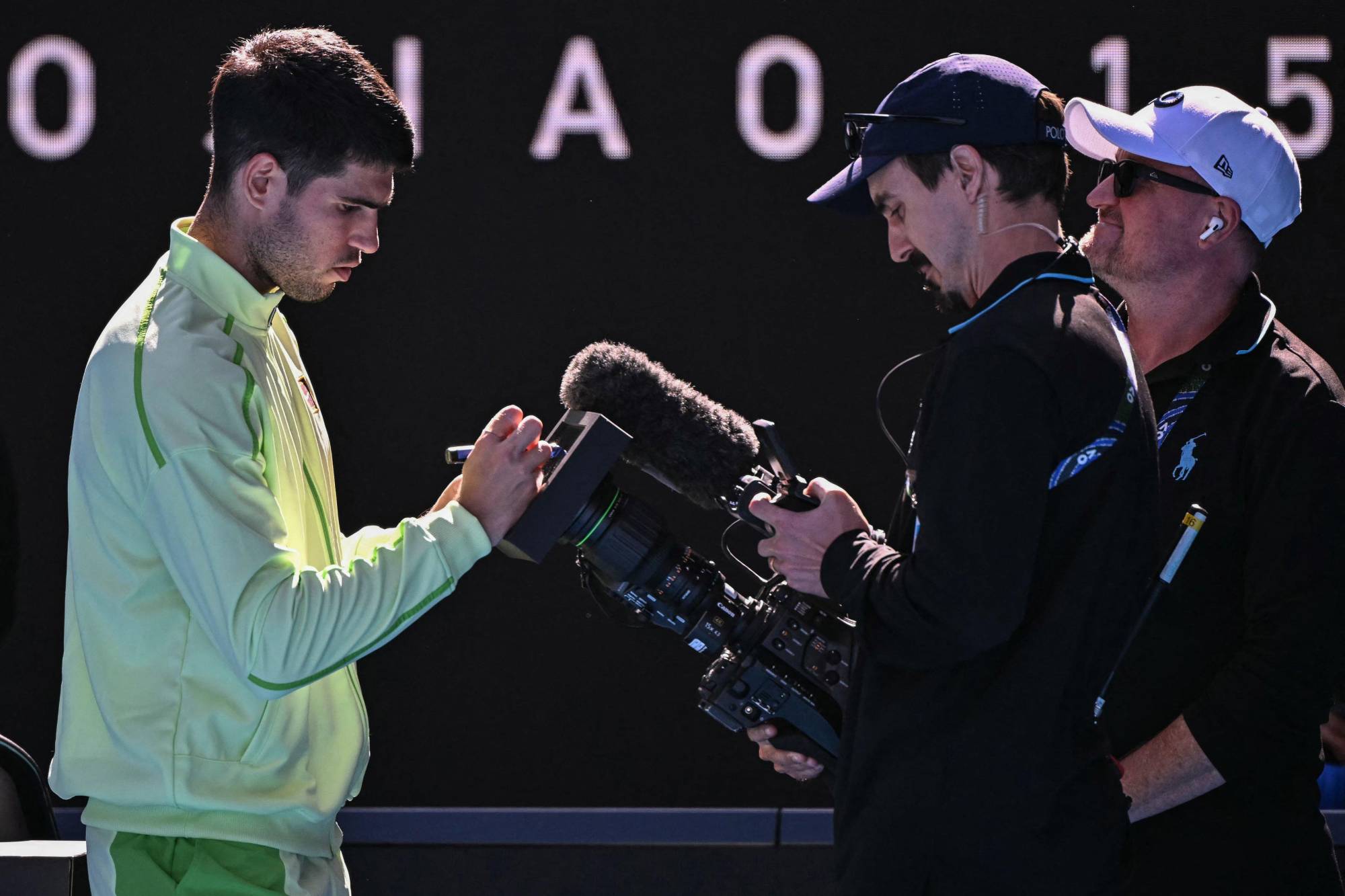 $!A cinco pasos del cielo, Alcaraz aprueba el reto del sol en Melbourne