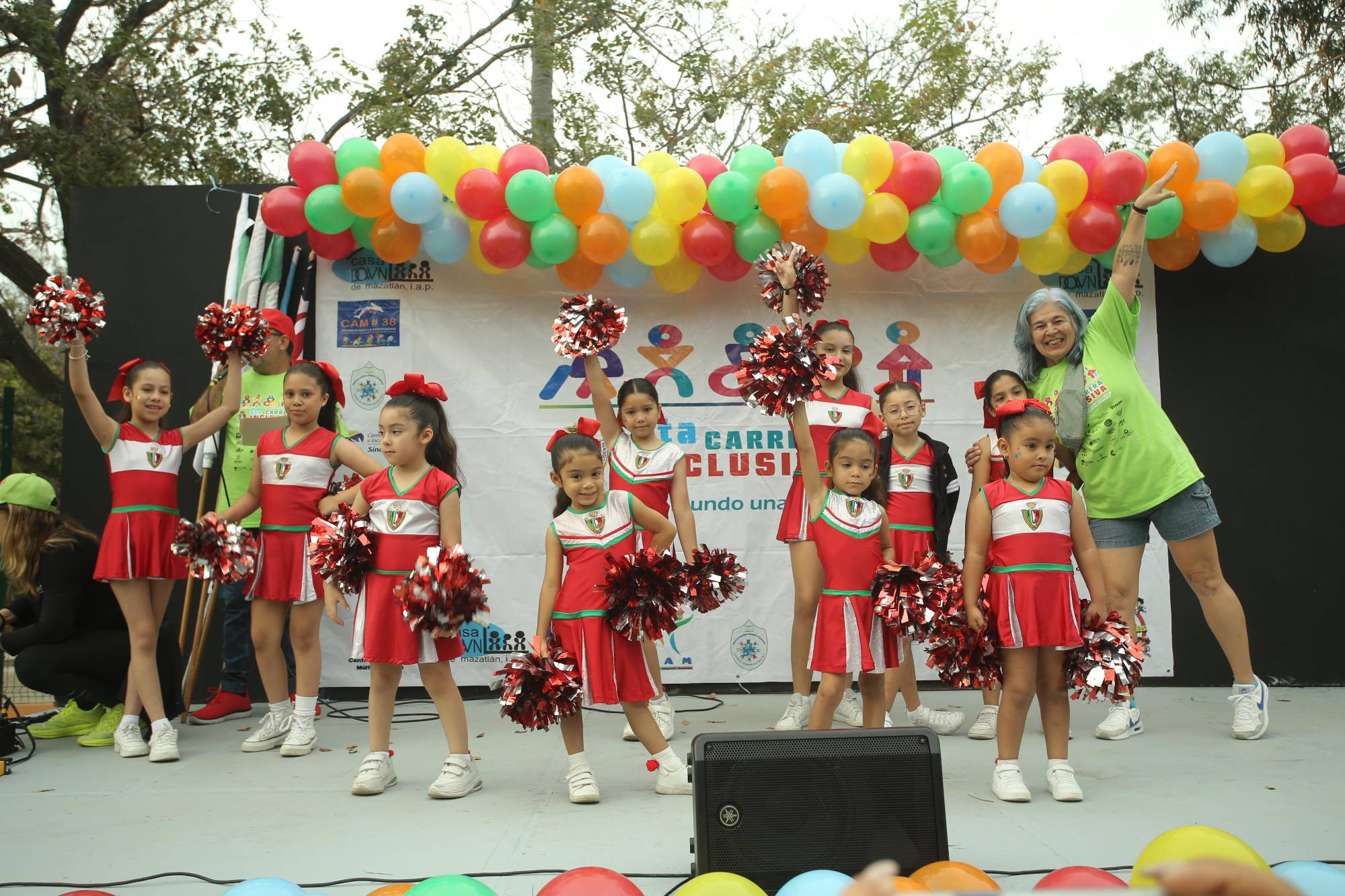 $!Las porristas del Instituto Cultural de Occidente animaron a los participantes durante la Carrera Inclusiva, contagiando entusiasmo y energía a chicos y grandes.