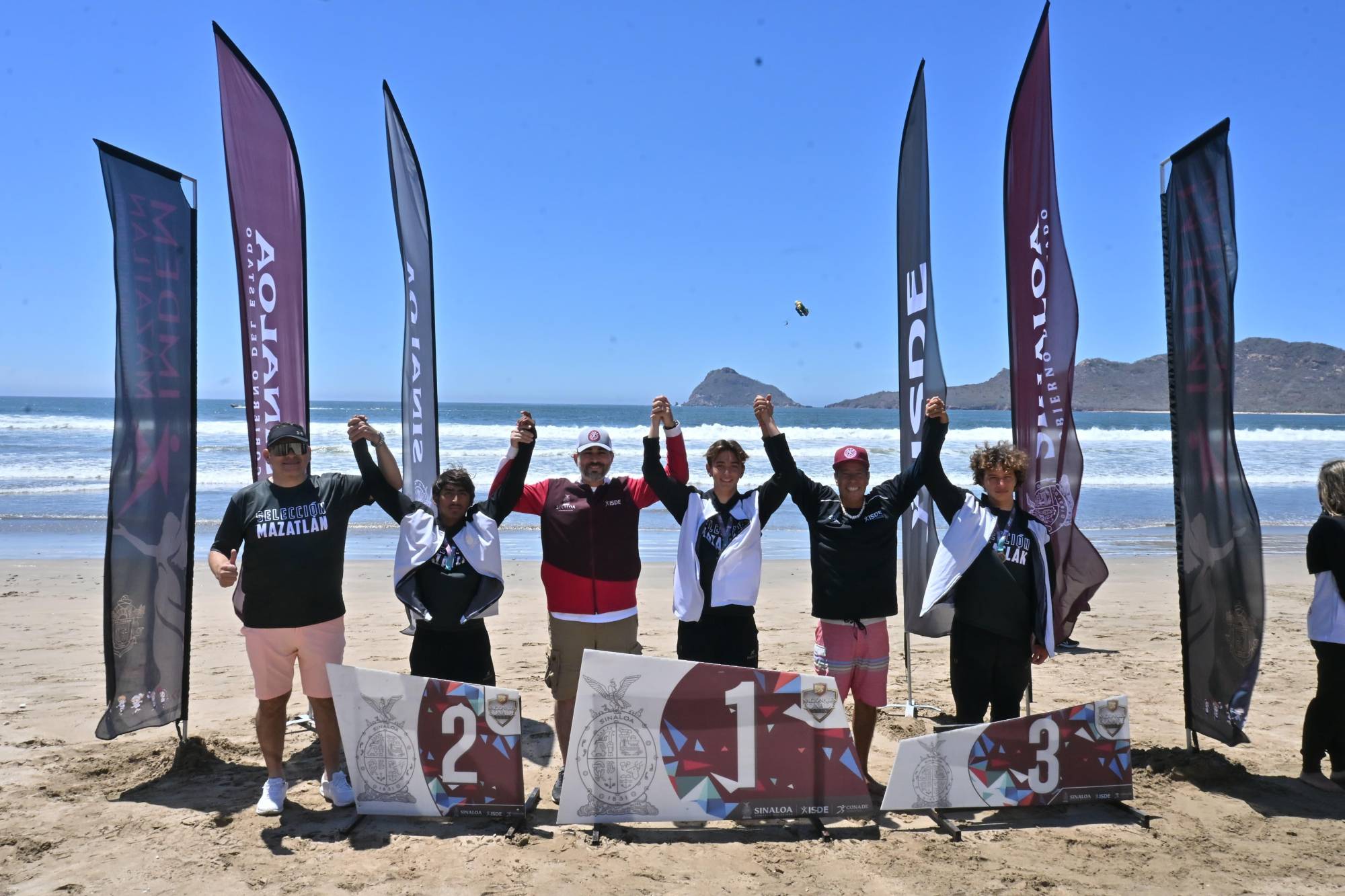 $!Jóvenes surfistas destacan en clasificatorio rumbo a los Nacionales