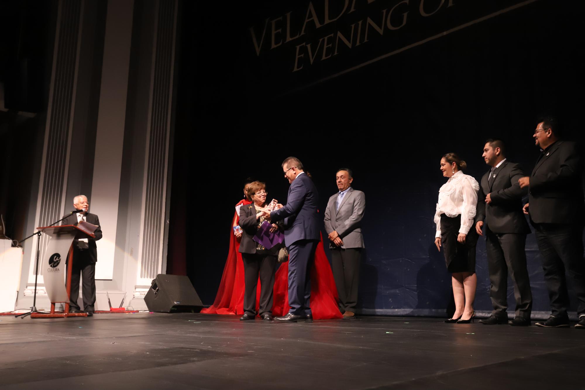 $!Elsa Cross al momento de recibir su galardón de manos del Alcalde Édgar González.