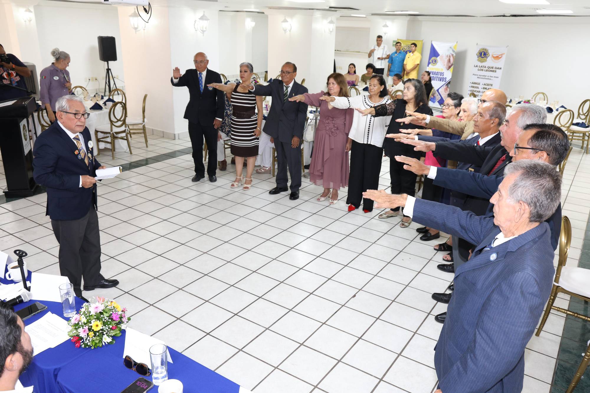 $!La nueva Mesa Directiva del Club de Leones de Mazatlán al momento de rendir protesta para el periodo 2026-2027.