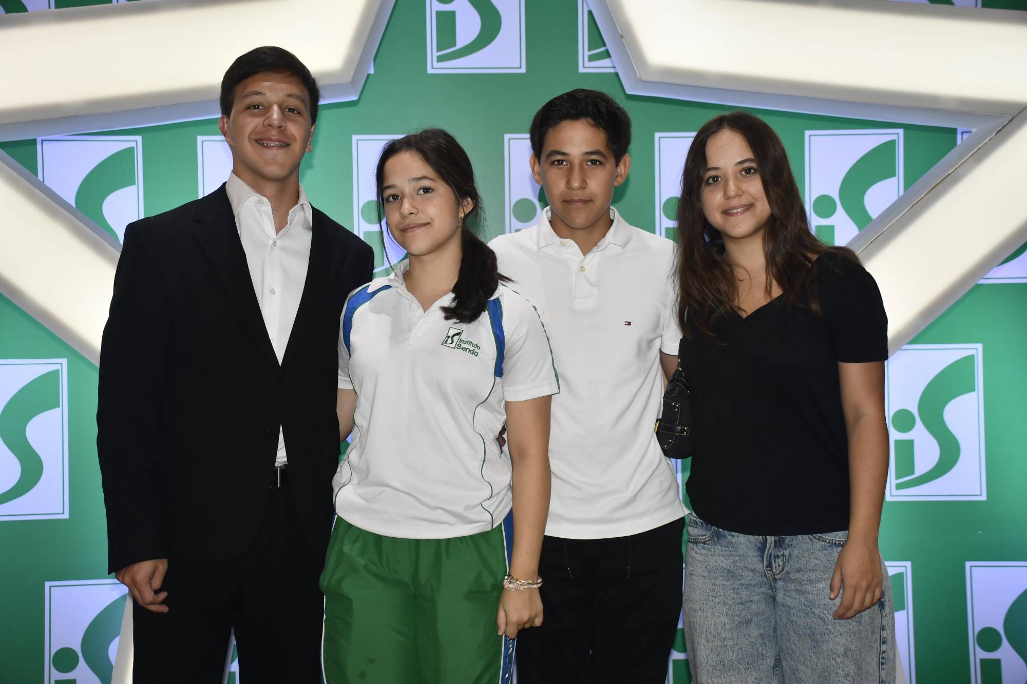 $!Los hermanos Enrique, Natalia, Ricardo y Sofía Díaz Gámez, de la generación 30 (séptima de prepa), 33, 35 y 28, respectivamente. Siguiendo la tradición familiar, pues su mamá Berenice Gámez es egresada de la primera generación Senda.