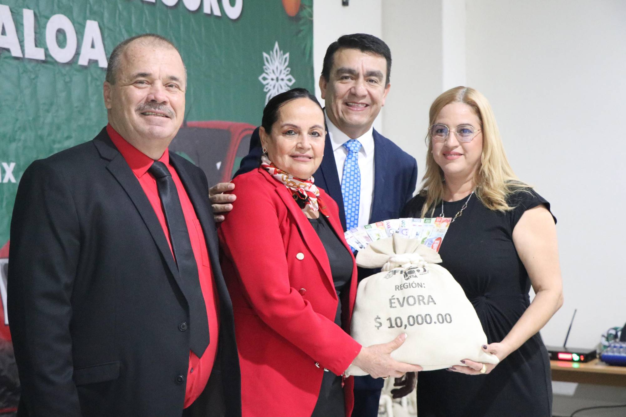 $!Entrega simbólica a socia beneficiada.