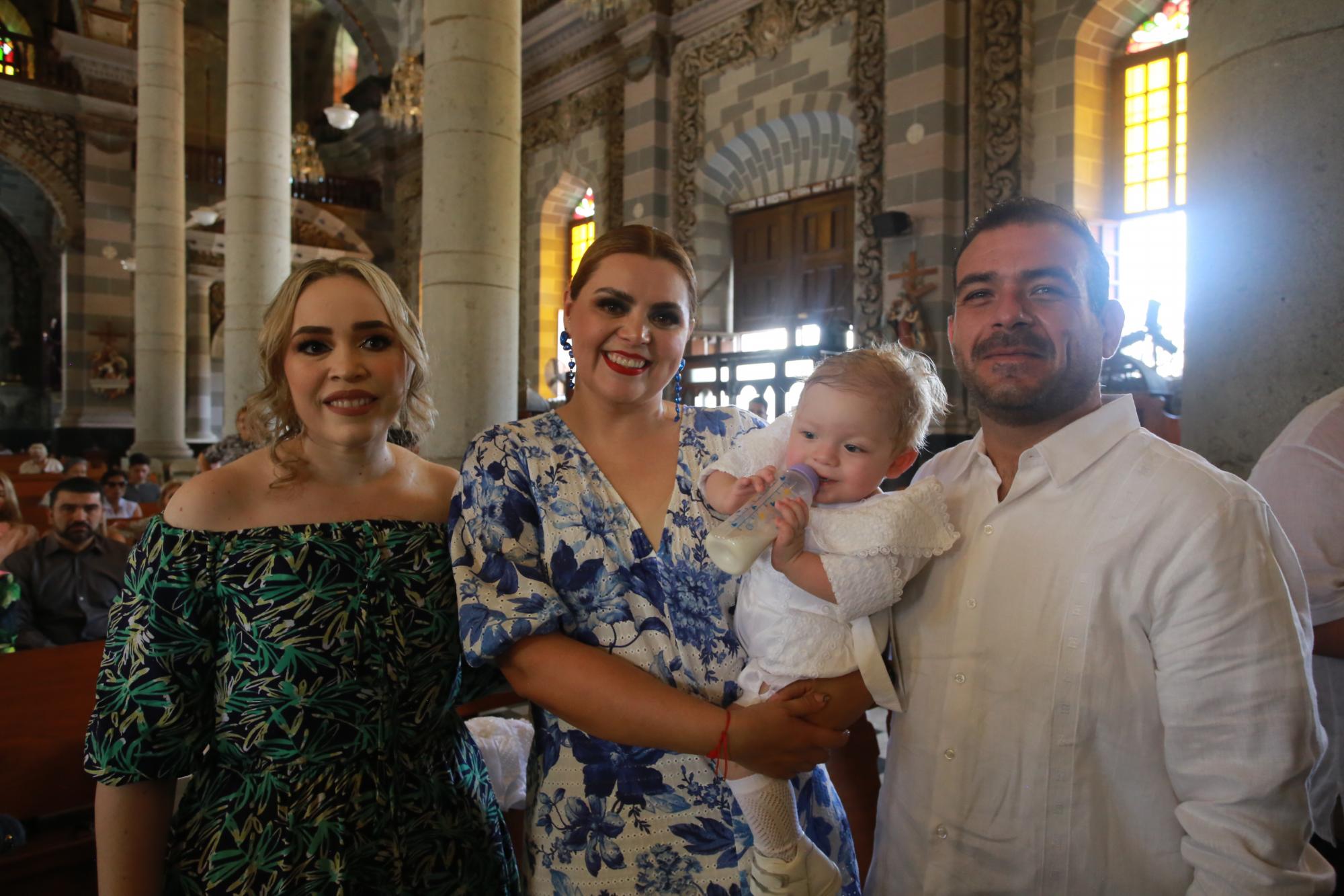 $!Jhonny Demir entre sus padrinos Irma Laura Corrales, Lorene Balzatar y Luis Antonio Gómez.