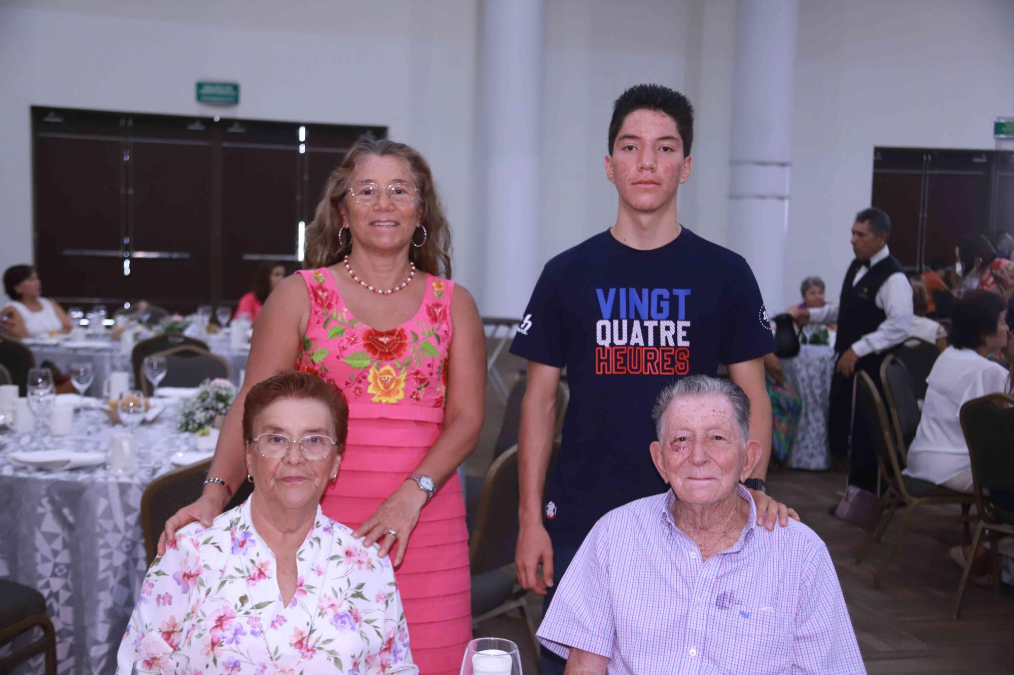 $!Margarita Salazar, Alejandro Durán, Margarita González y Rubén Salazar.