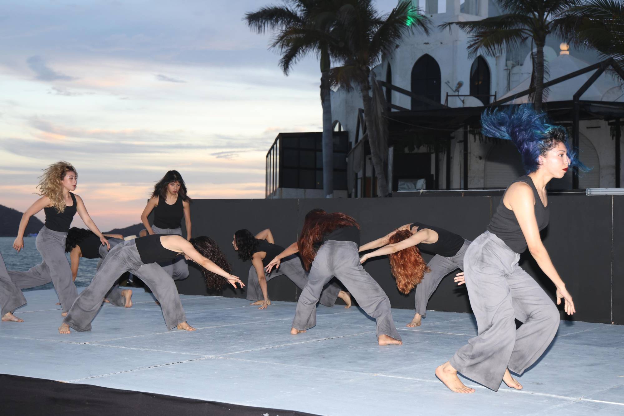 $!La danza contemporánea cautivó con su fuerza y expresión en el escenario.