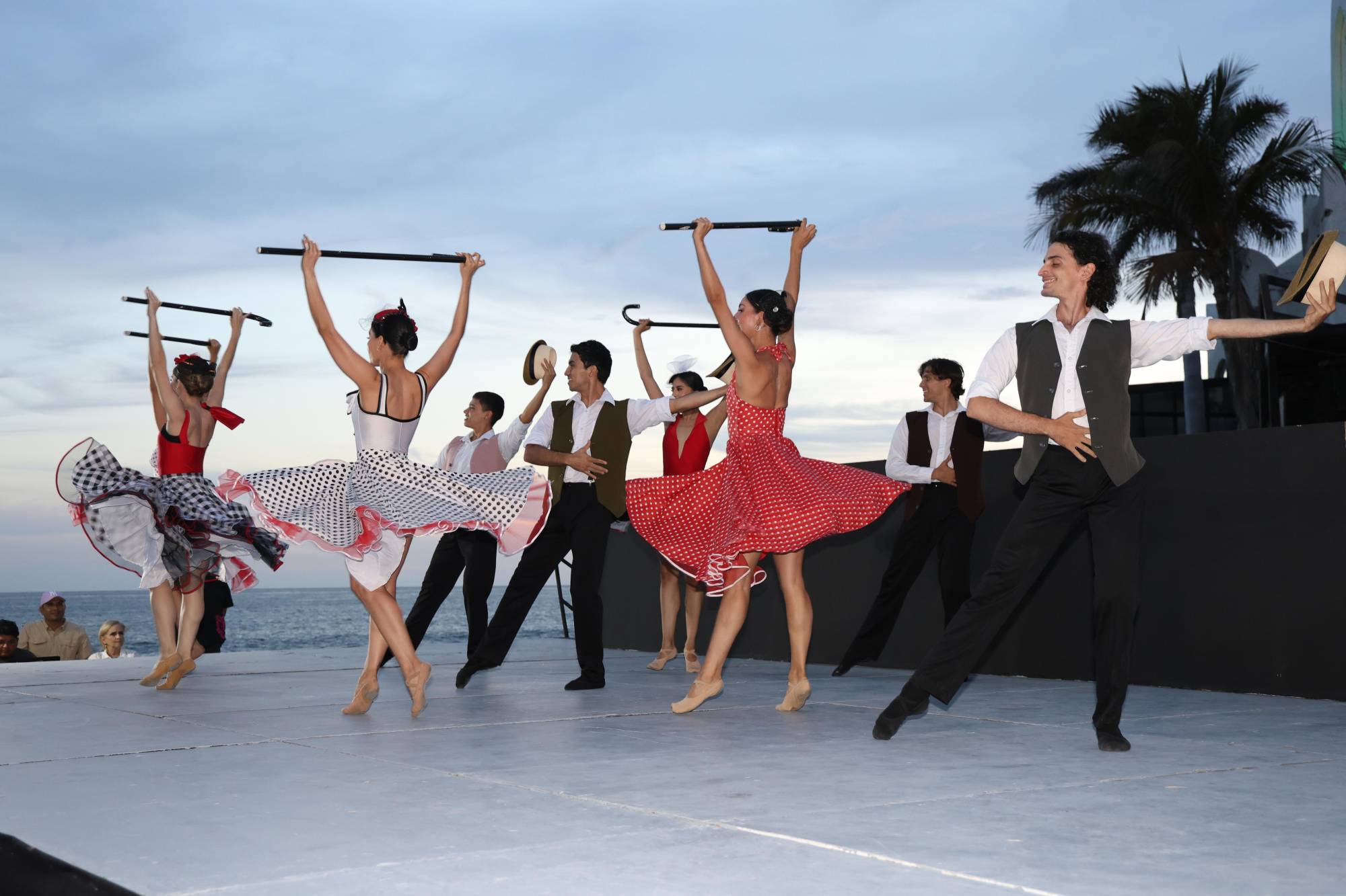$!Bailarines de la Compañía de Ballet deleitaron al público con elegantes movimientos durante la celebración frente al mar.