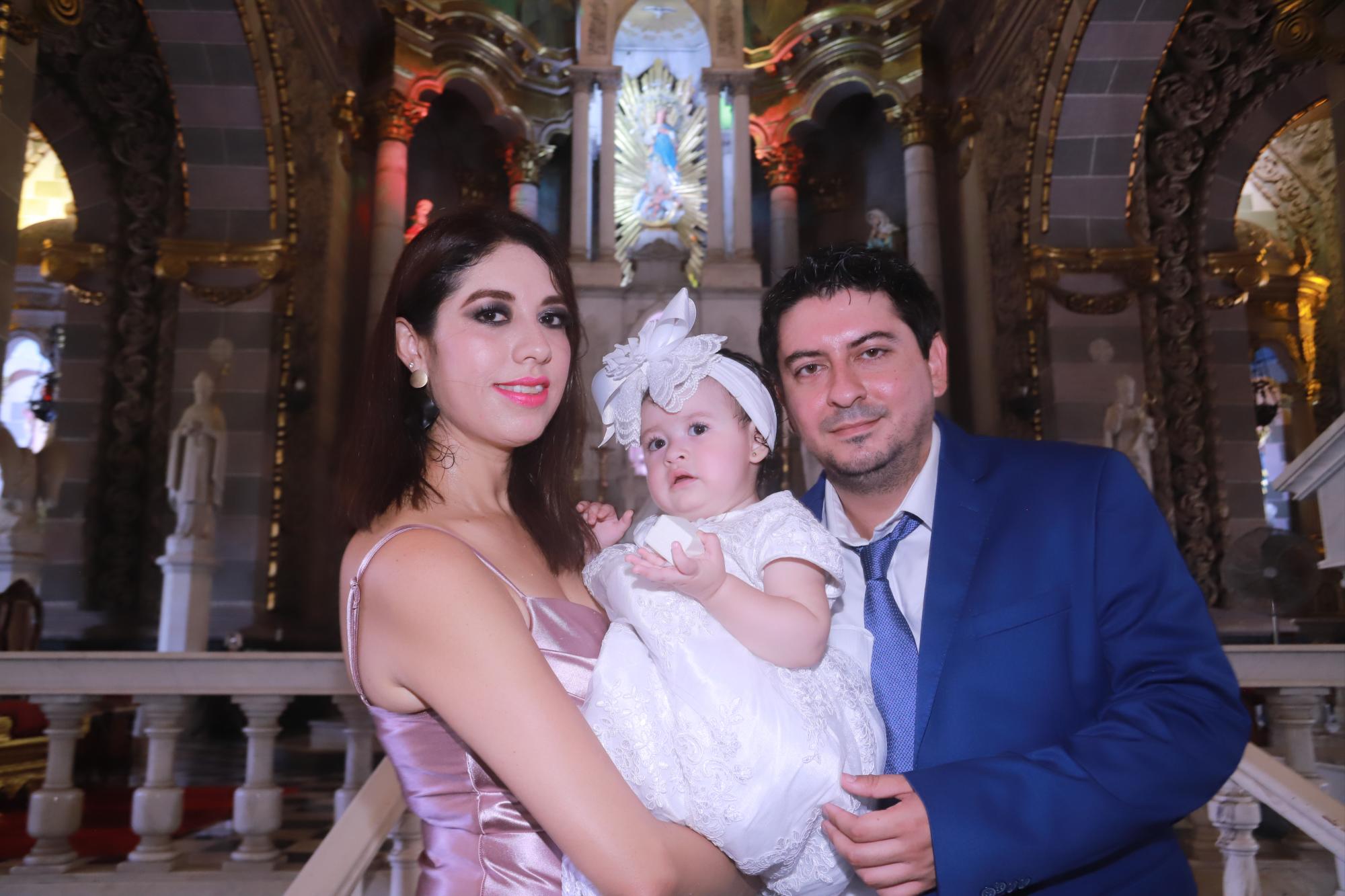 $!La pequeña en brazos de sus papás, Beatriz Alicia Morales Acuña y Dagoberto Arámburo de los Ríos.